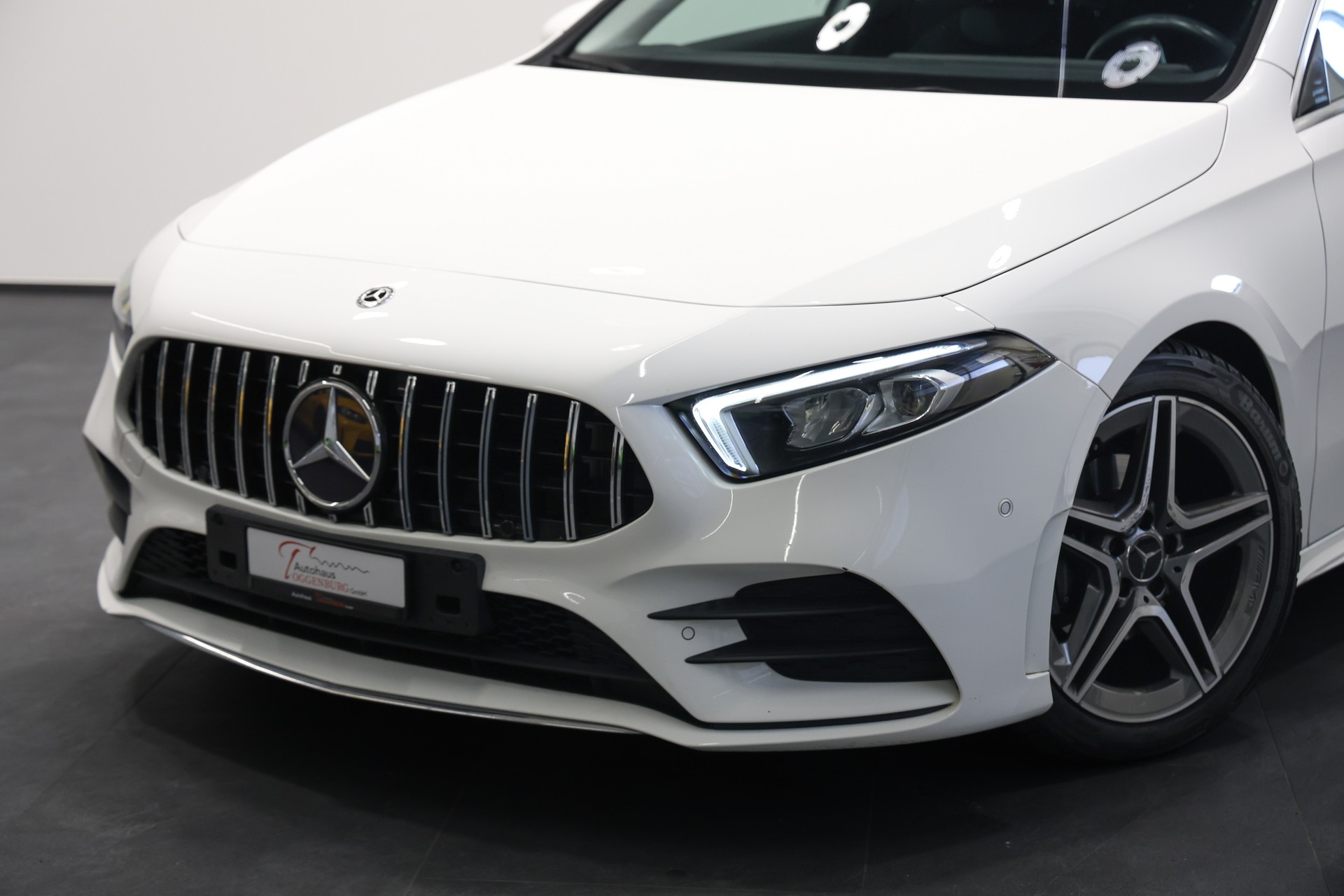 MERCEDES-BENZ A 180 d AMG Line-image-7