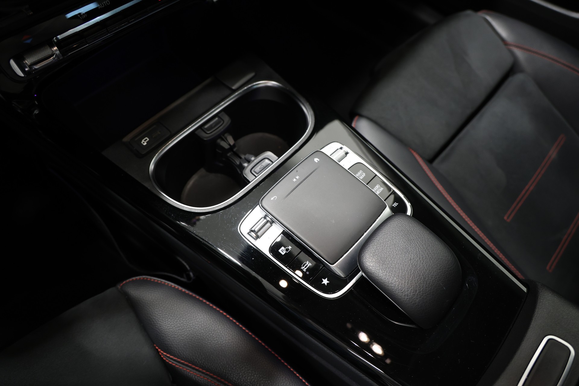 MERCEDES-BENZ A 180 d AMG Line-image-26