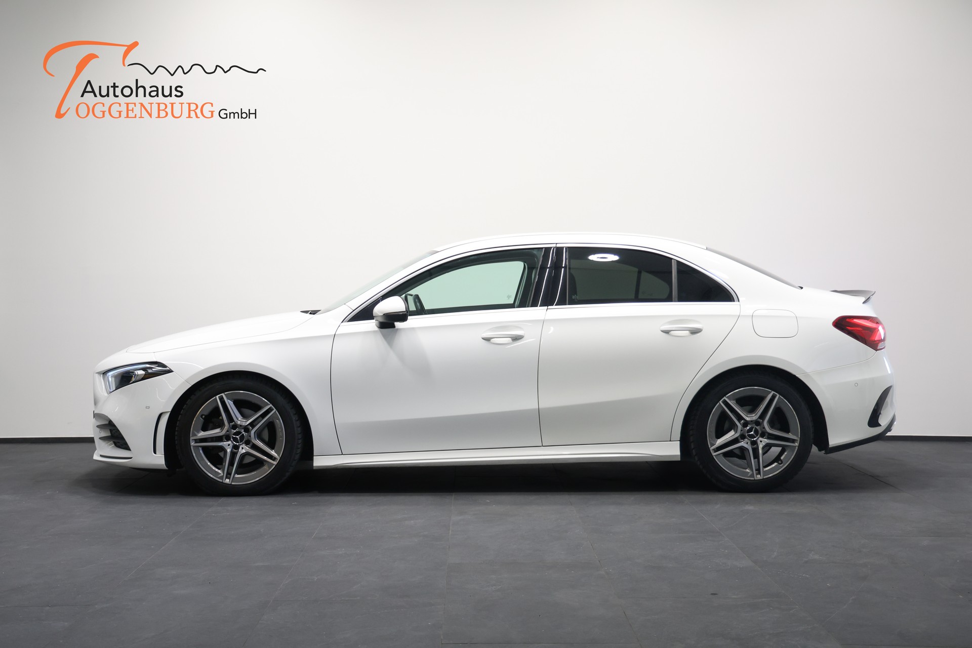 MERCEDES-BENZ A 180 d AMG Line-image-10