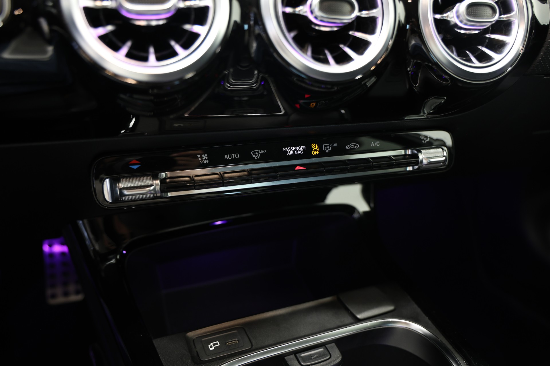 MERCEDES-BENZ A 180 d AMG Line-image-27