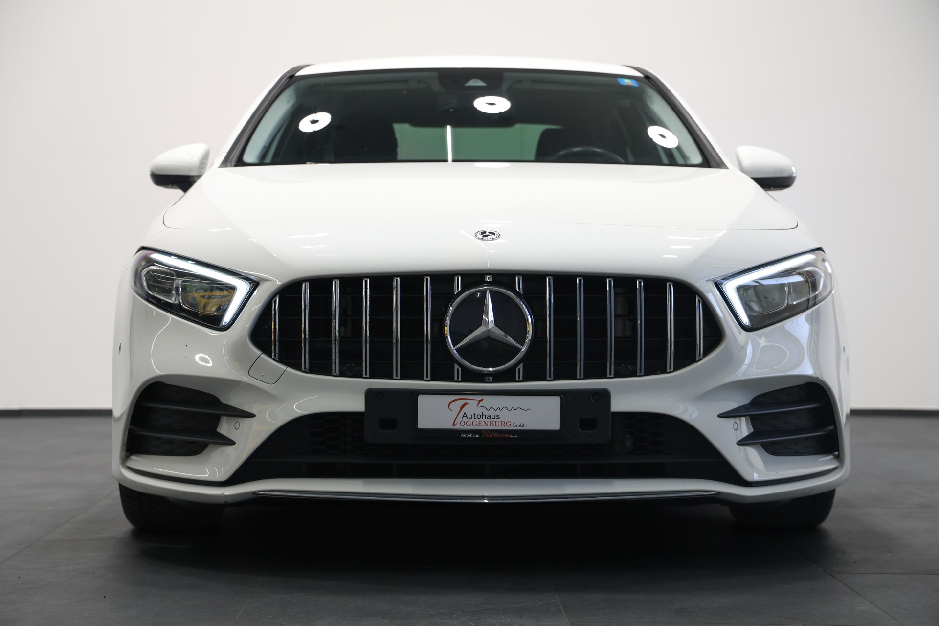 MERCEDES-BENZ A 180 d AMG Line-image-5