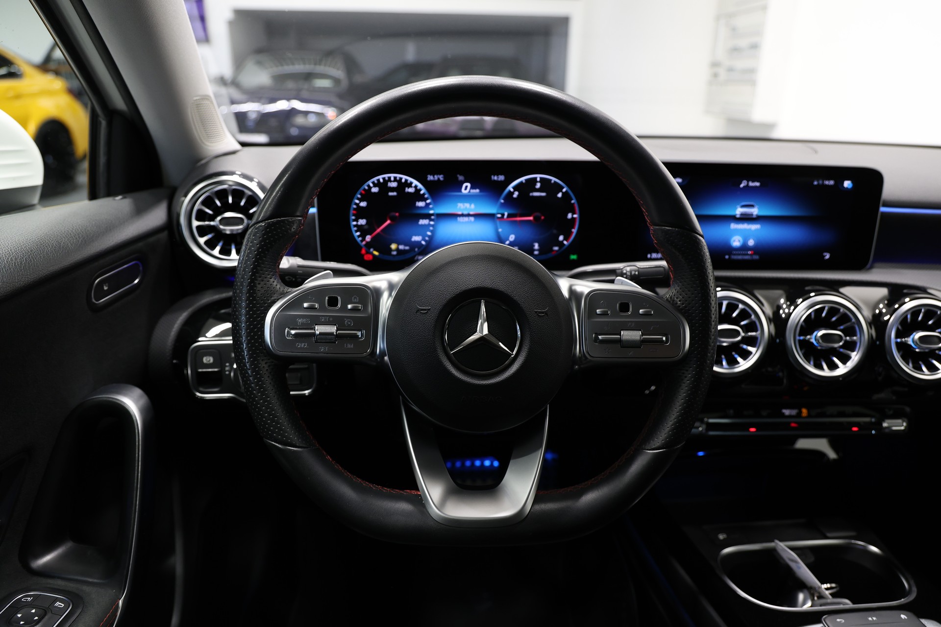 MERCEDES-BENZ A 180 d AMG Line-image-22