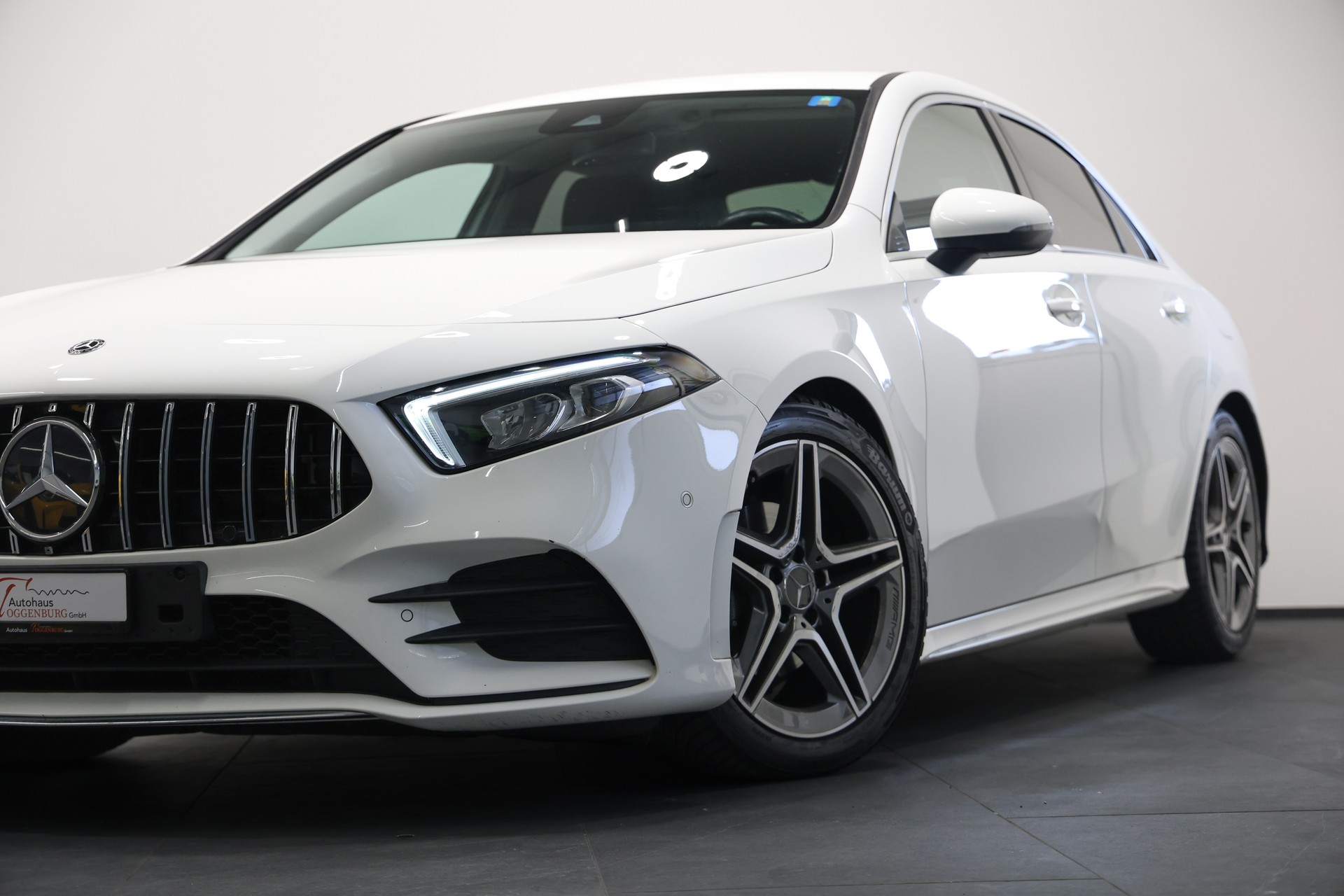 MERCEDES-BENZ A 180 d AMG Line-image-8