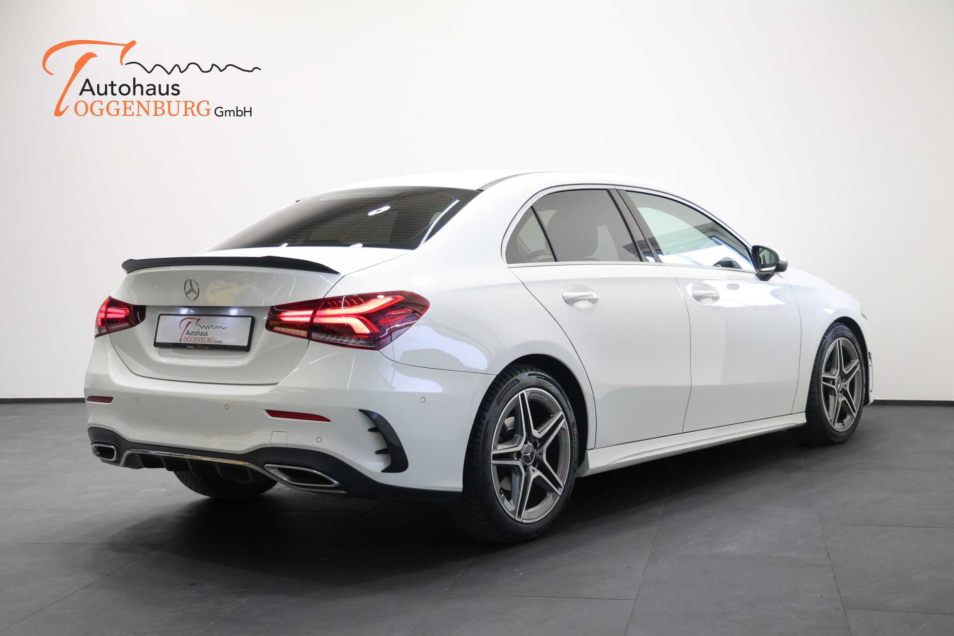 MERCEDES-BENZ A 180 d AMG Line-image-14