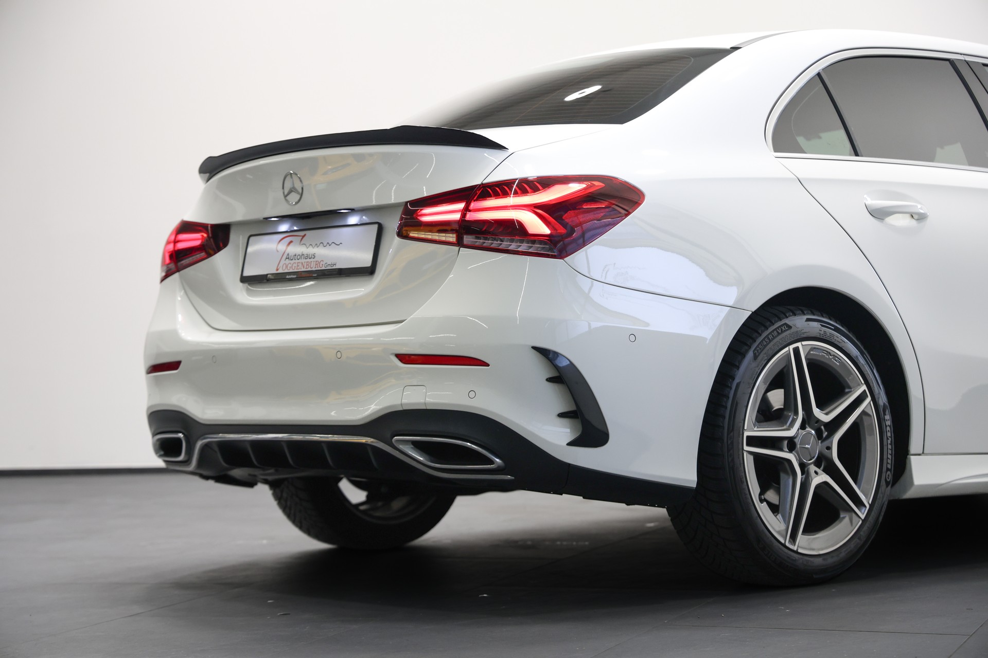 MERCEDES-BENZ A 180 d AMG Line-image-15