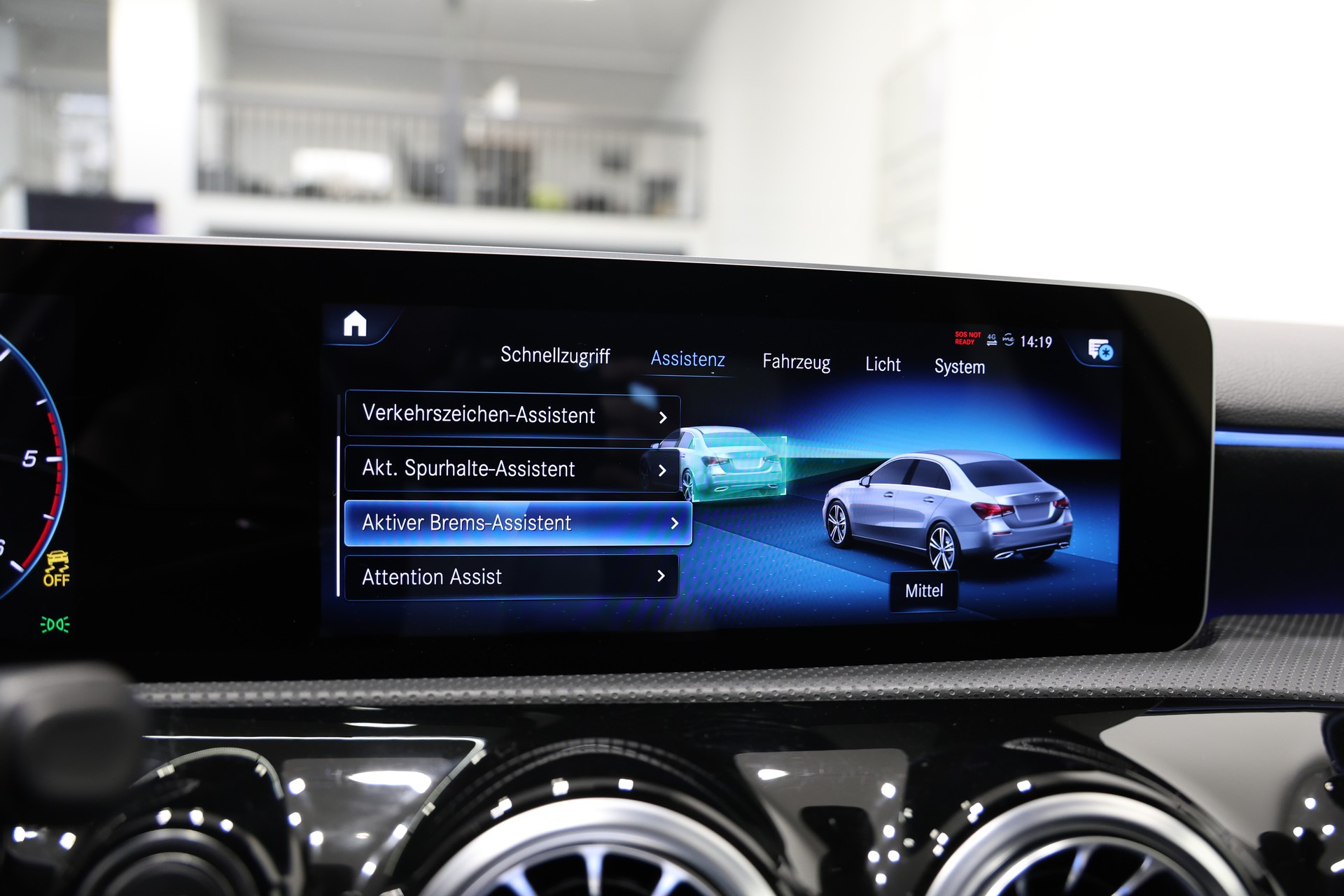 MERCEDES-BENZ A 180 d AMG Line-image-30
