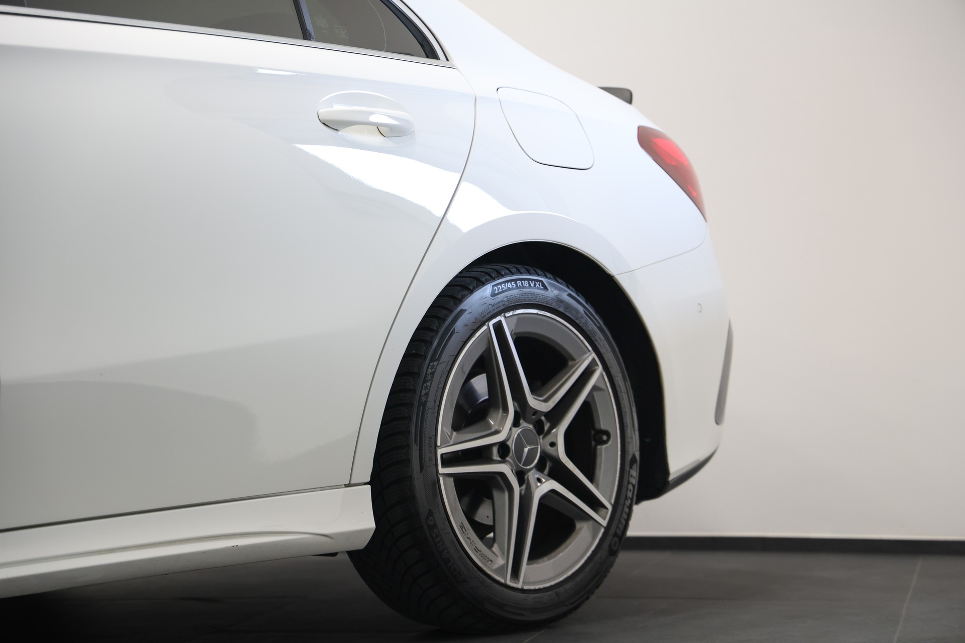MERCEDES-BENZ A 180 d AMG Line-image-9