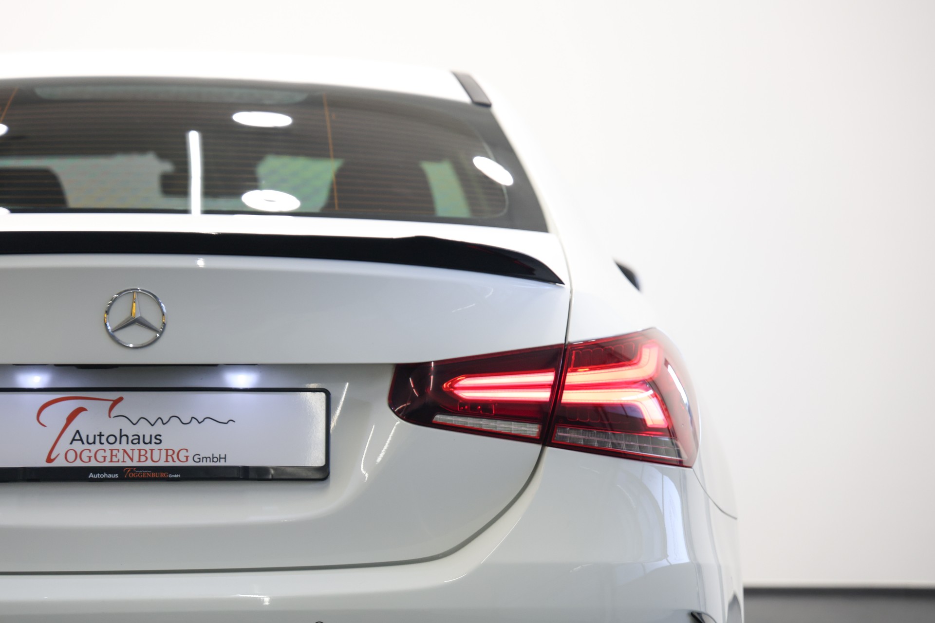 MERCEDES-BENZ A 180 d AMG Line-image-13