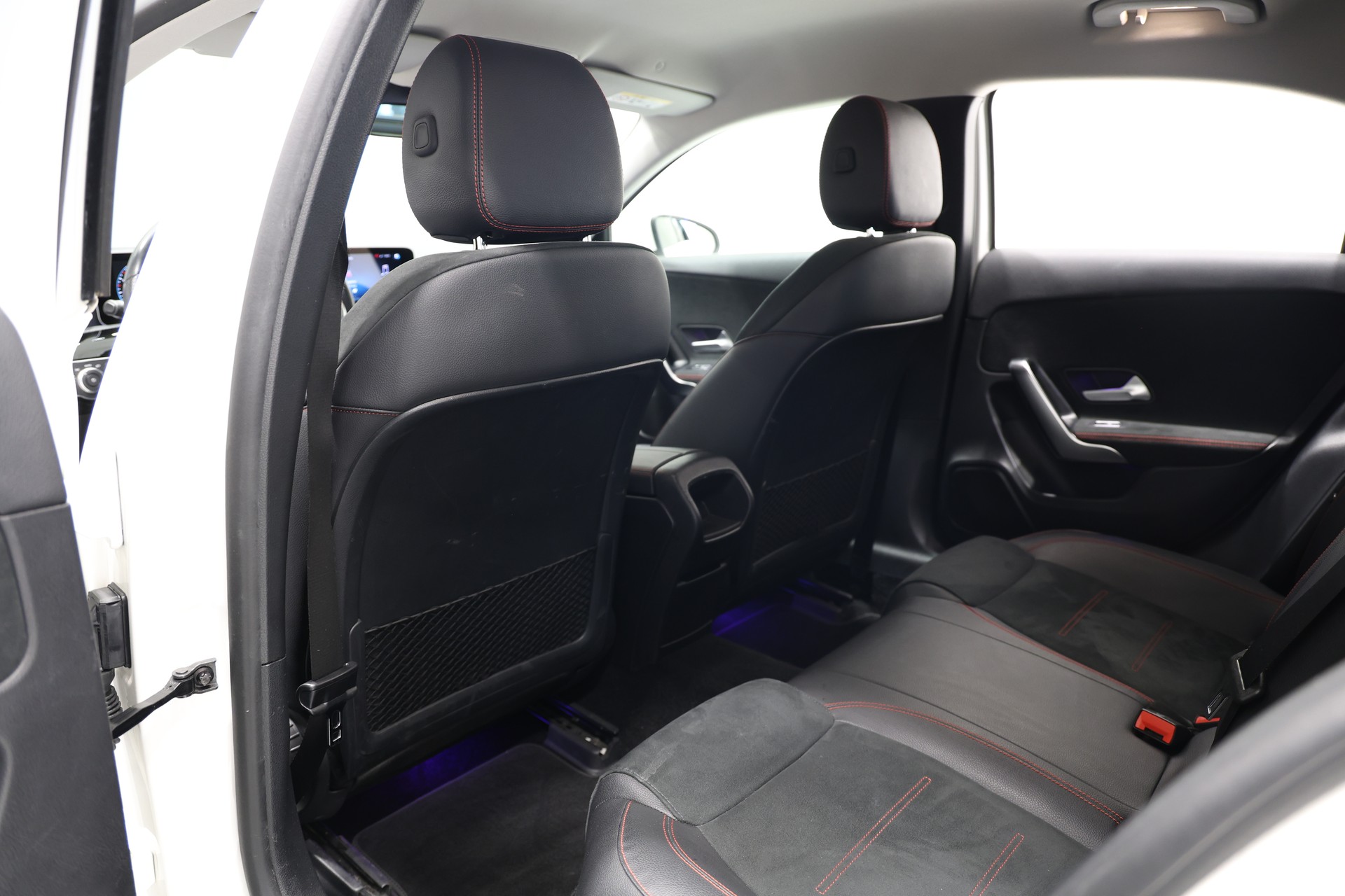 MERCEDES-BENZ A 180 d AMG Line-image-19