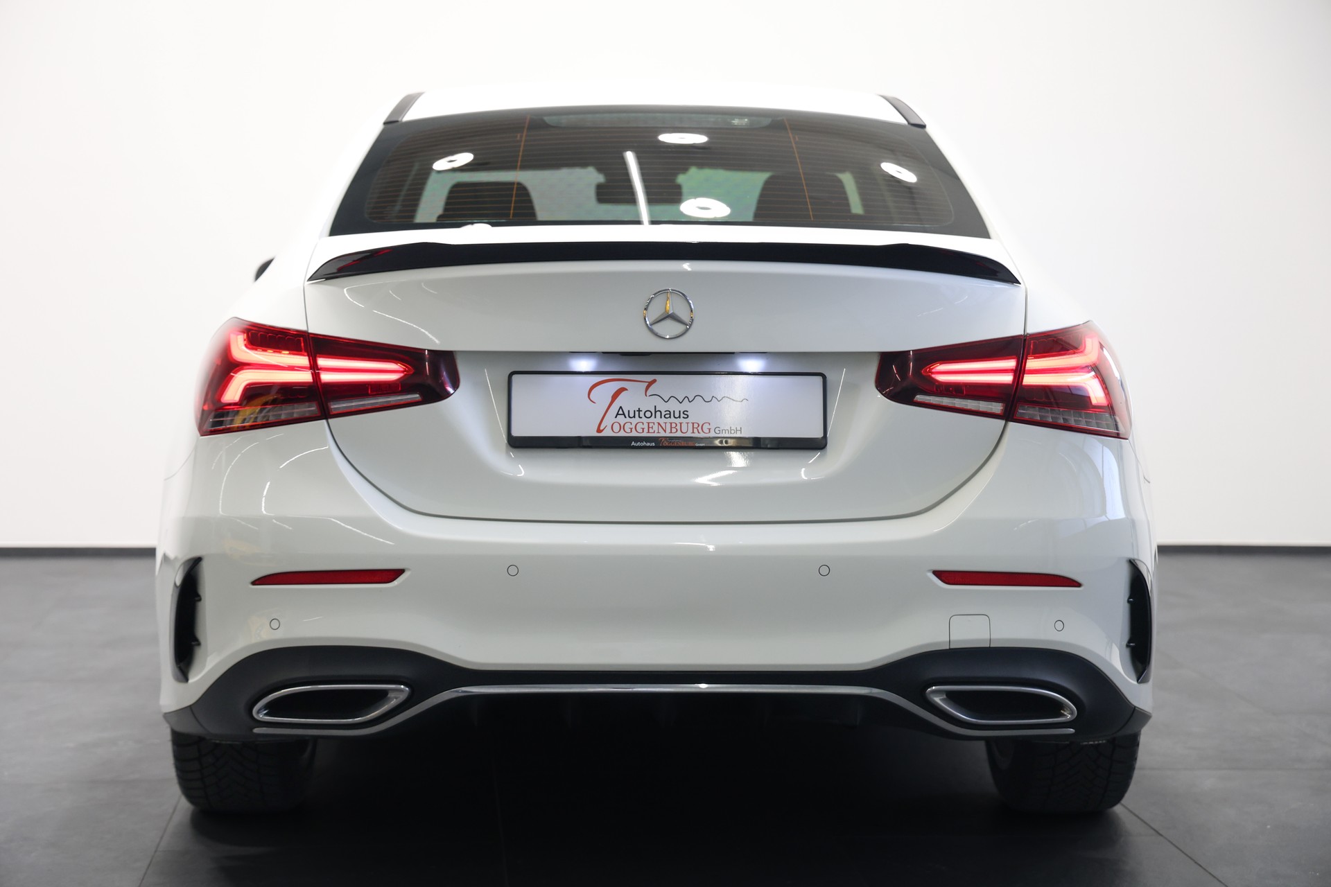 MERCEDES-BENZ A 180 d AMG Line-image-12