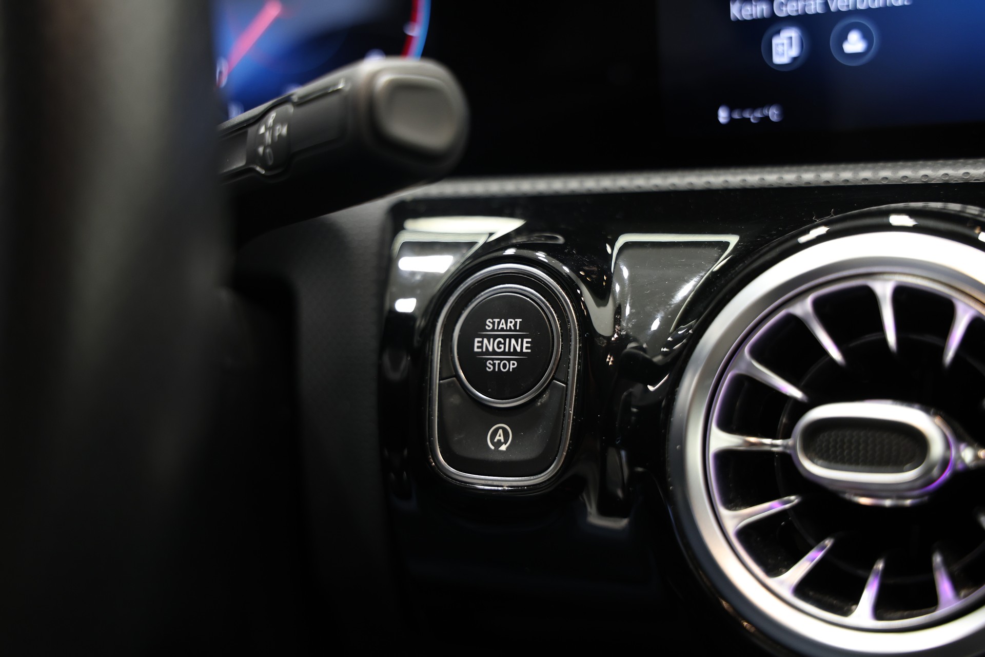 MERCEDES-BENZ A 180 d AMG Line-image-25