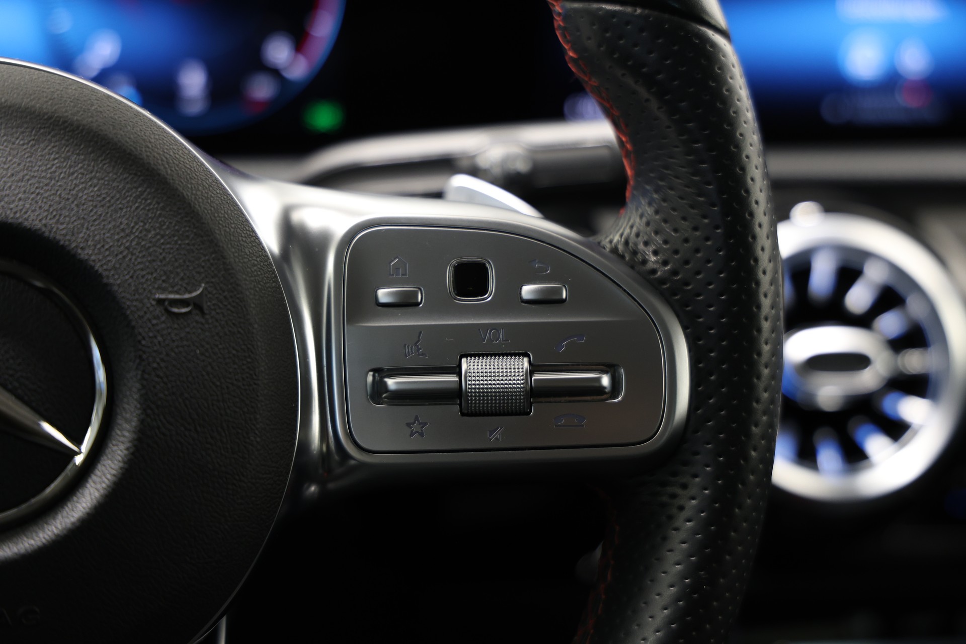 MERCEDES-BENZ A 180 d AMG Line-image-24