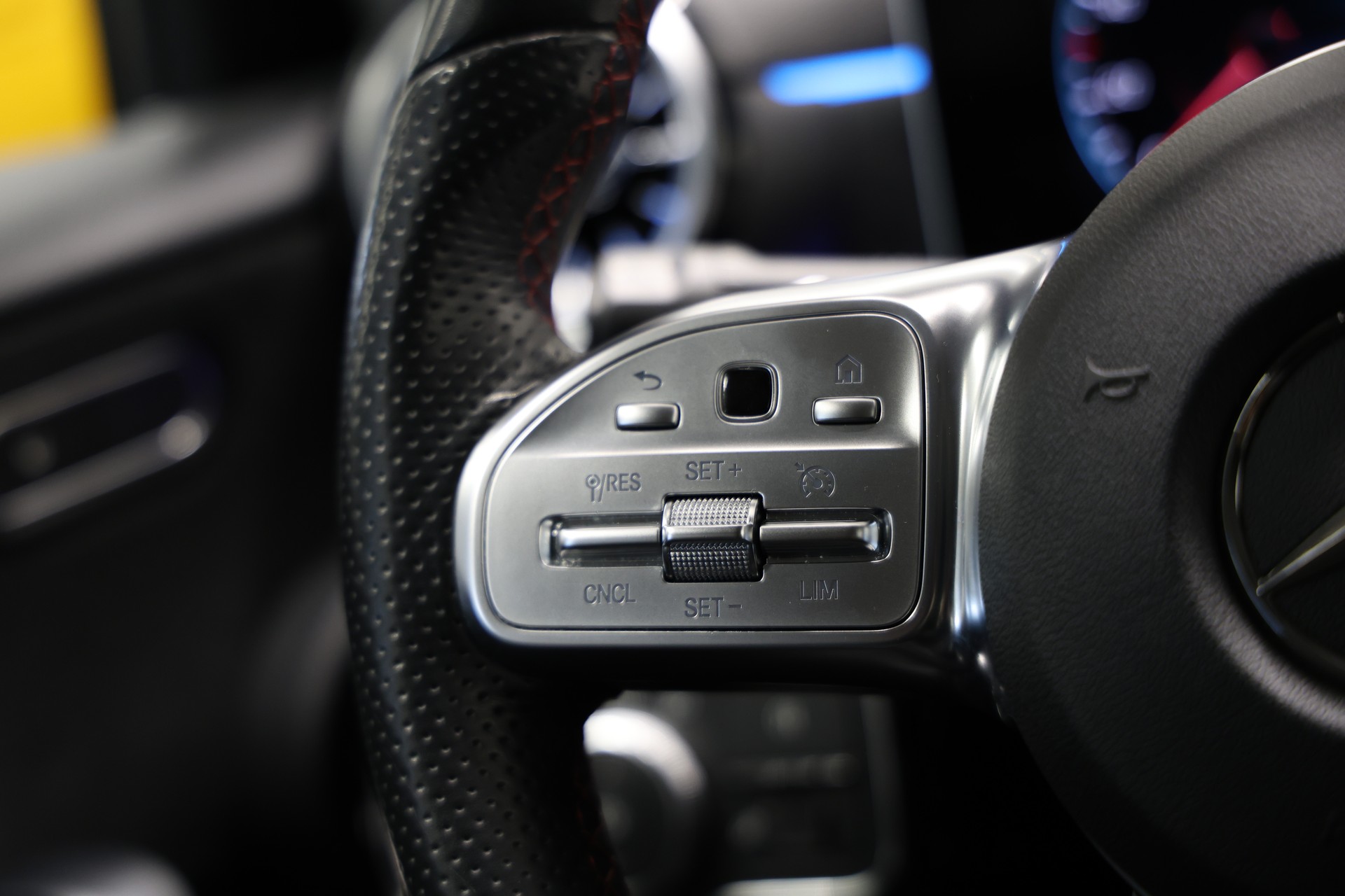 MERCEDES-BENZ A 180 d AMG Line-image-23
