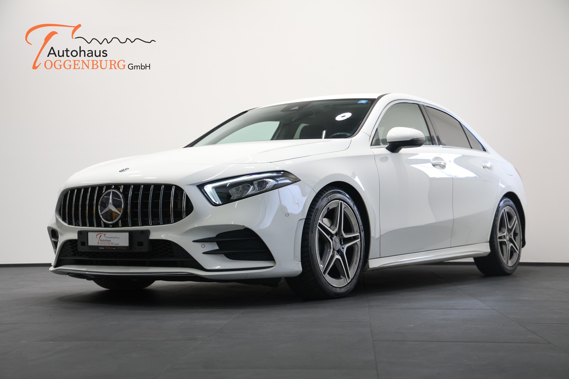 MERCEDES-BENZ A 180 d AMG Line-image-3