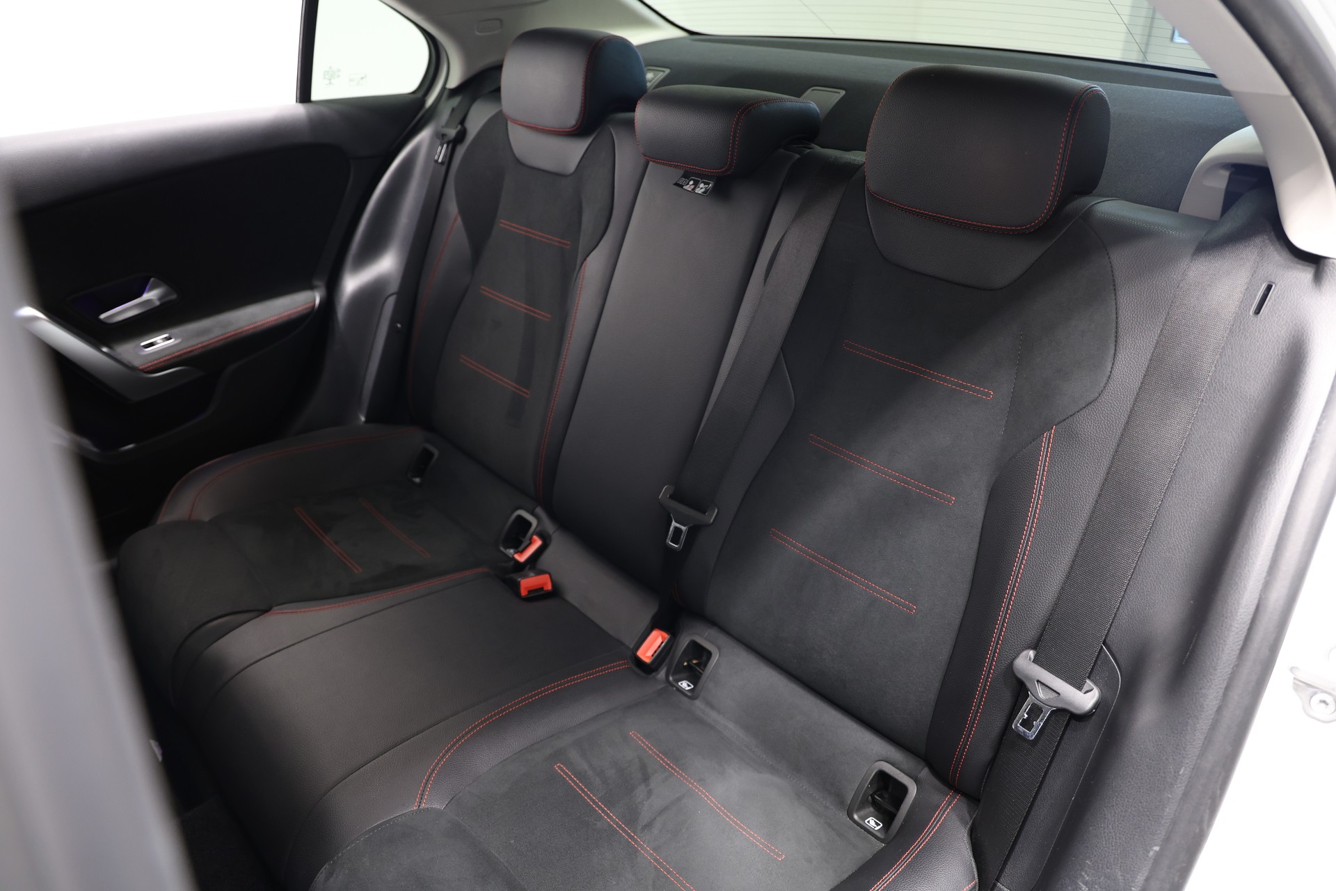 MERCEDES-BENZ A 180 d AMG Line-image-18