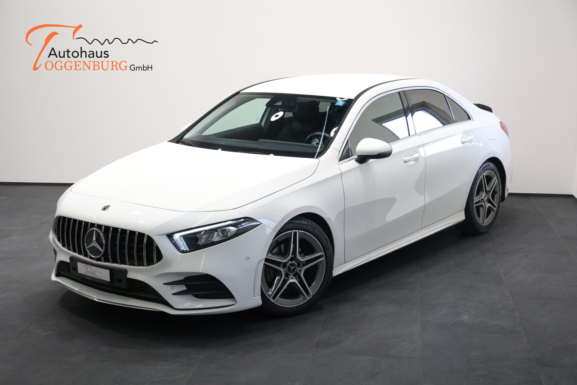 MERCEDES-BENZ A 180 d AMG Line-image-4