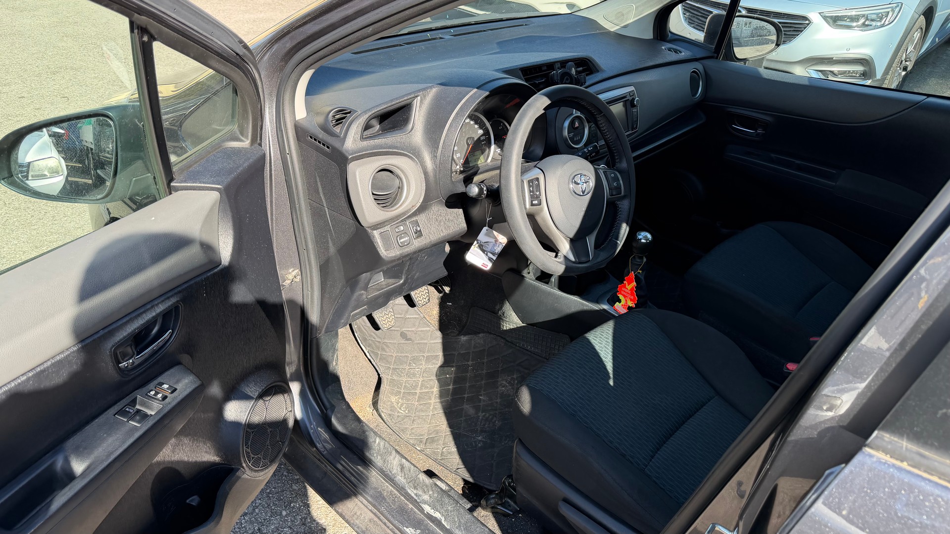 TOYOTA Yaris 1.33 Luna-image-6