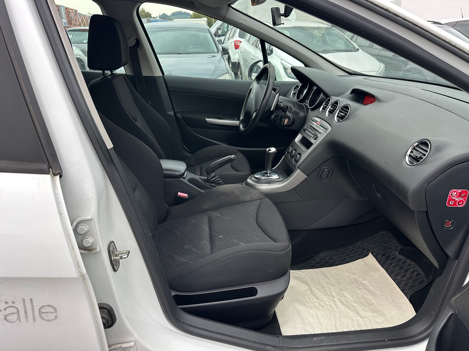 PEUGEOT 308 SW 1.6 HDI Active EGS6-image-9