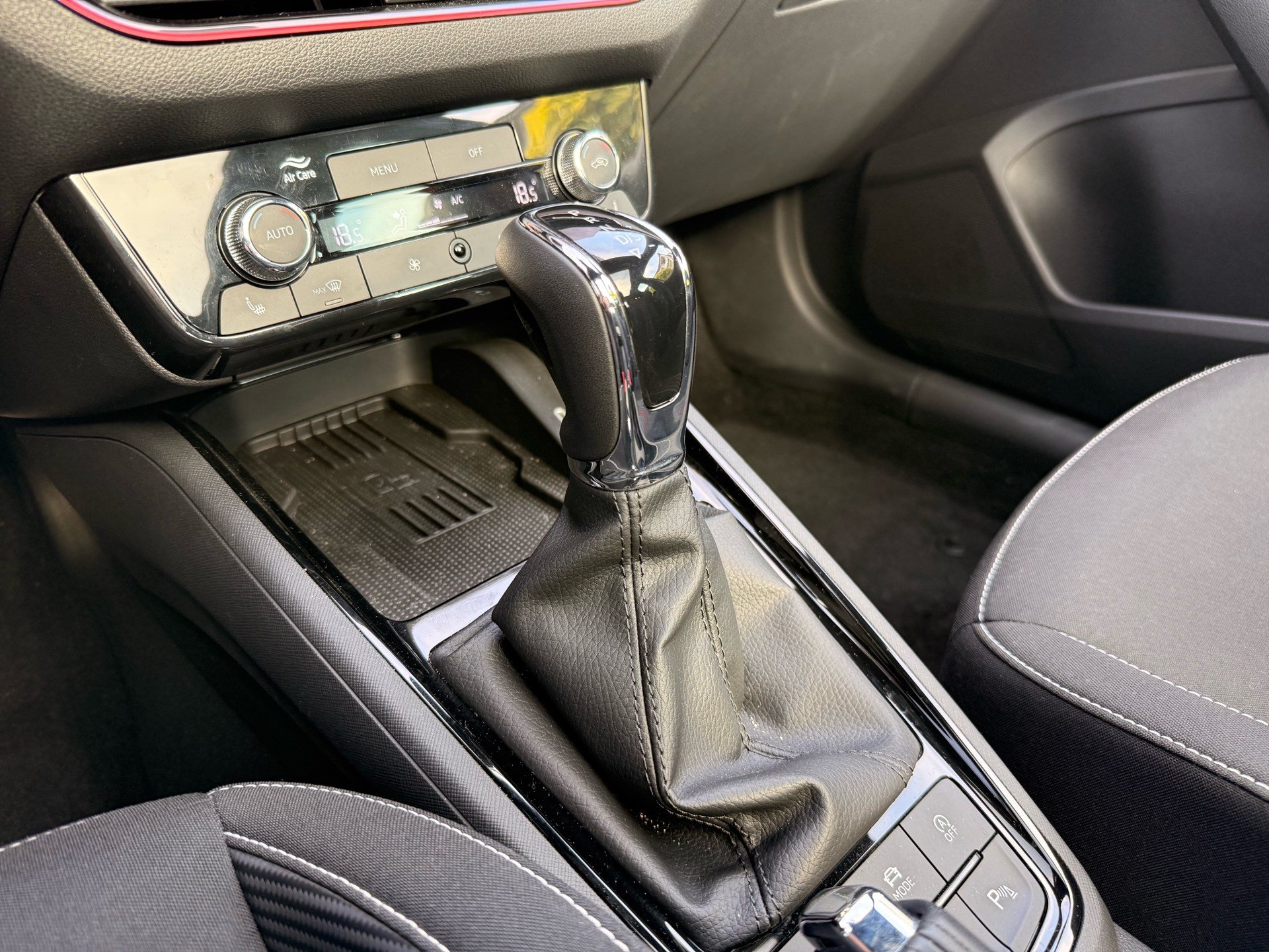 SKODA Kamiq 1.5 TSI MONTE CARLO *** ANHÄNGERKUPPLUNG & PANORAMDACH ***-image-18