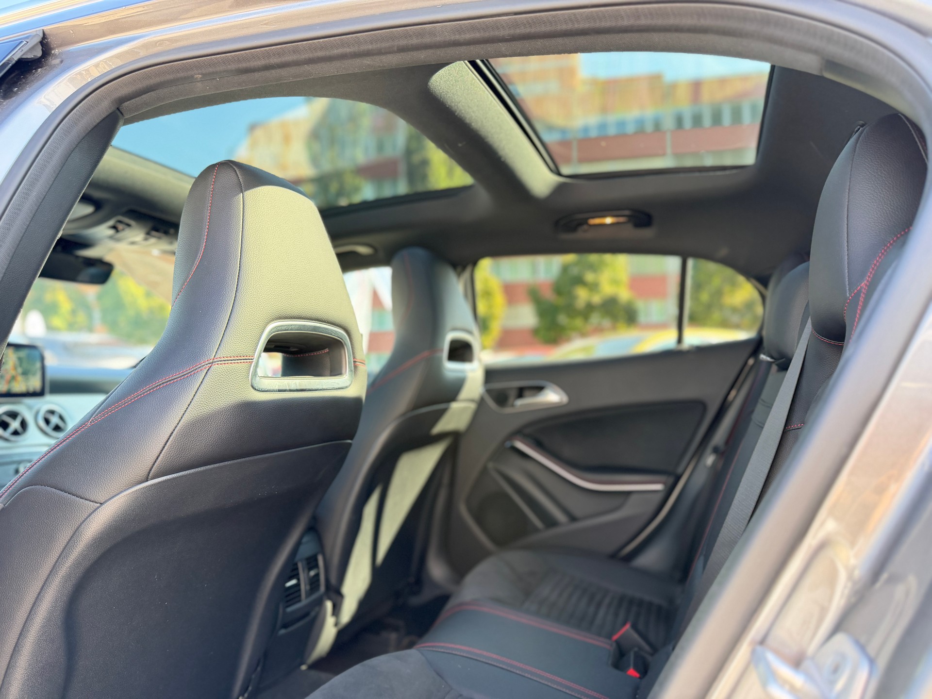 MERCEDES-BENZ GLA 250 AMG Line 4Matic 7G-DCT-image-9