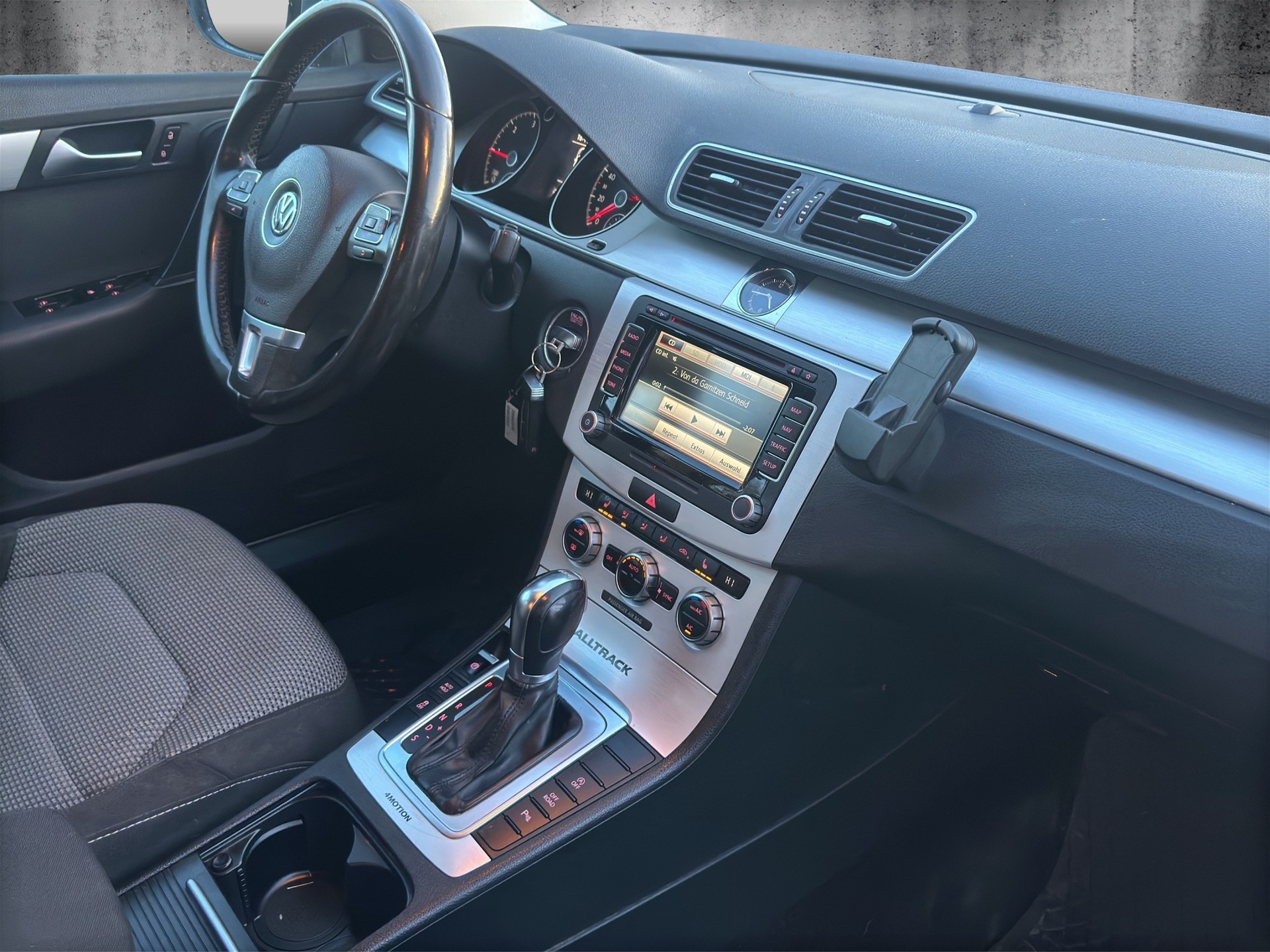 VW Passat Alltrack 2.0 TDI BMT 4Motion-image-10