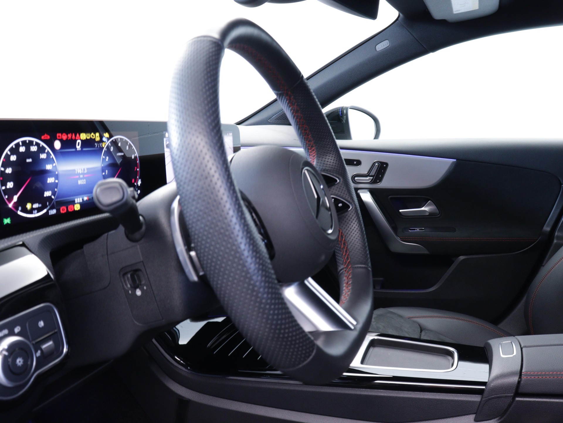 MERCEDES-BENZ A 200 Night Star AMG Line-image-6