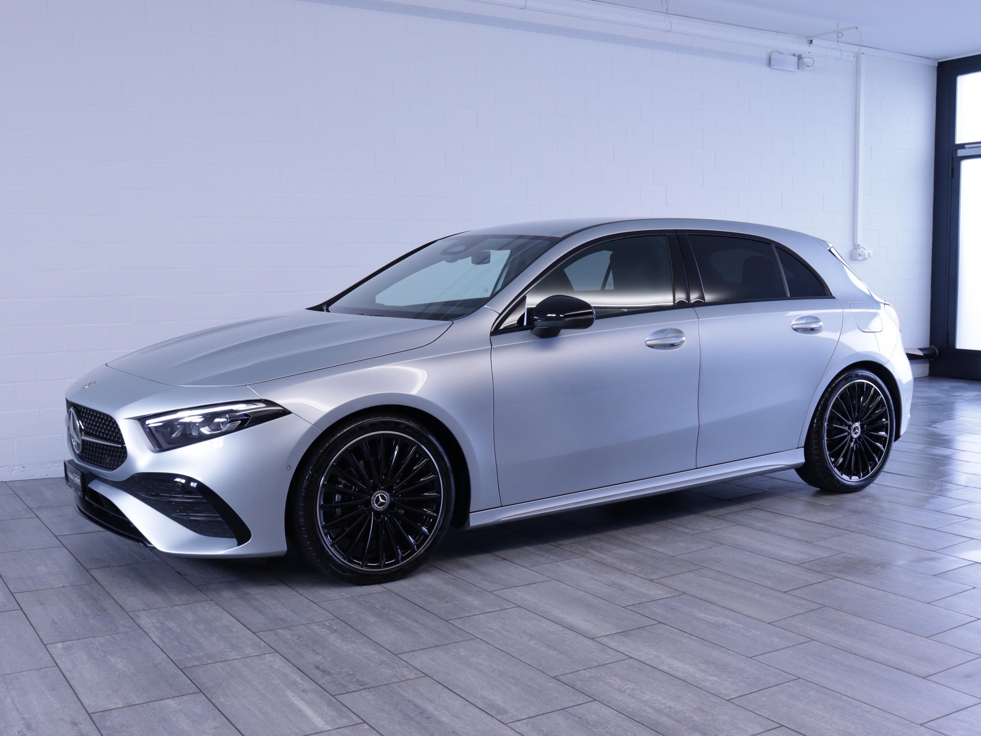 MERCEDES-BENZ A 200 Night Star AMG Line-image-1