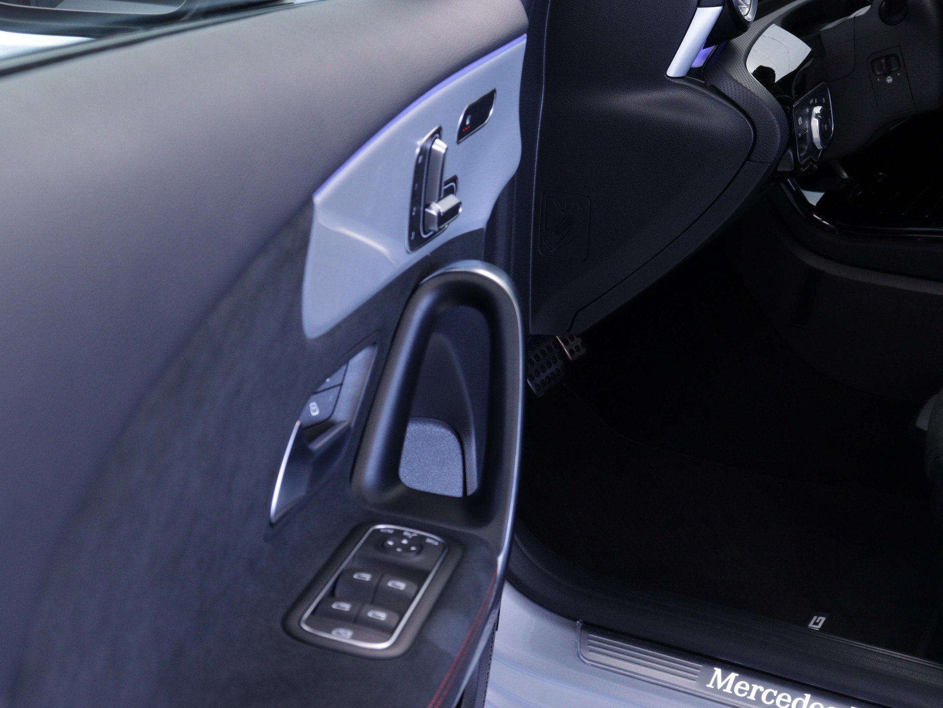 MERCEDES-BENZ A 200 Night Star AMG Line-image-8
