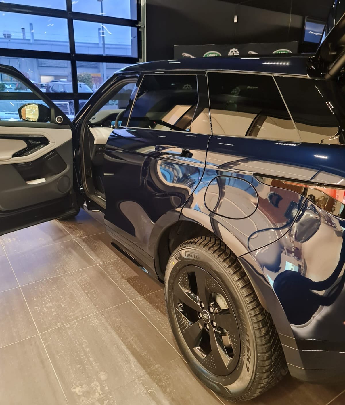 LAND ROVER Range Rover Evoque P300e R-Dynamic SE-image-0