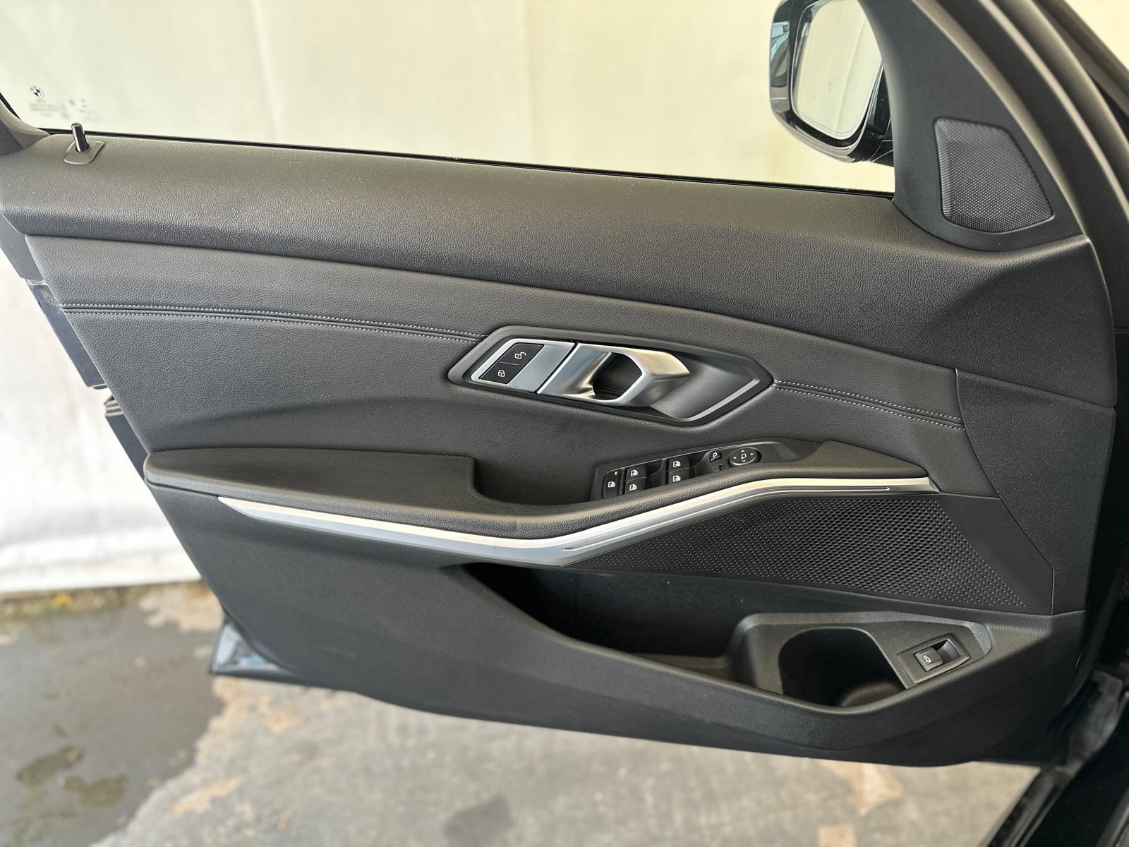 BMW 320d xDrive SAG Touring CH FAHRZEUG-image-19