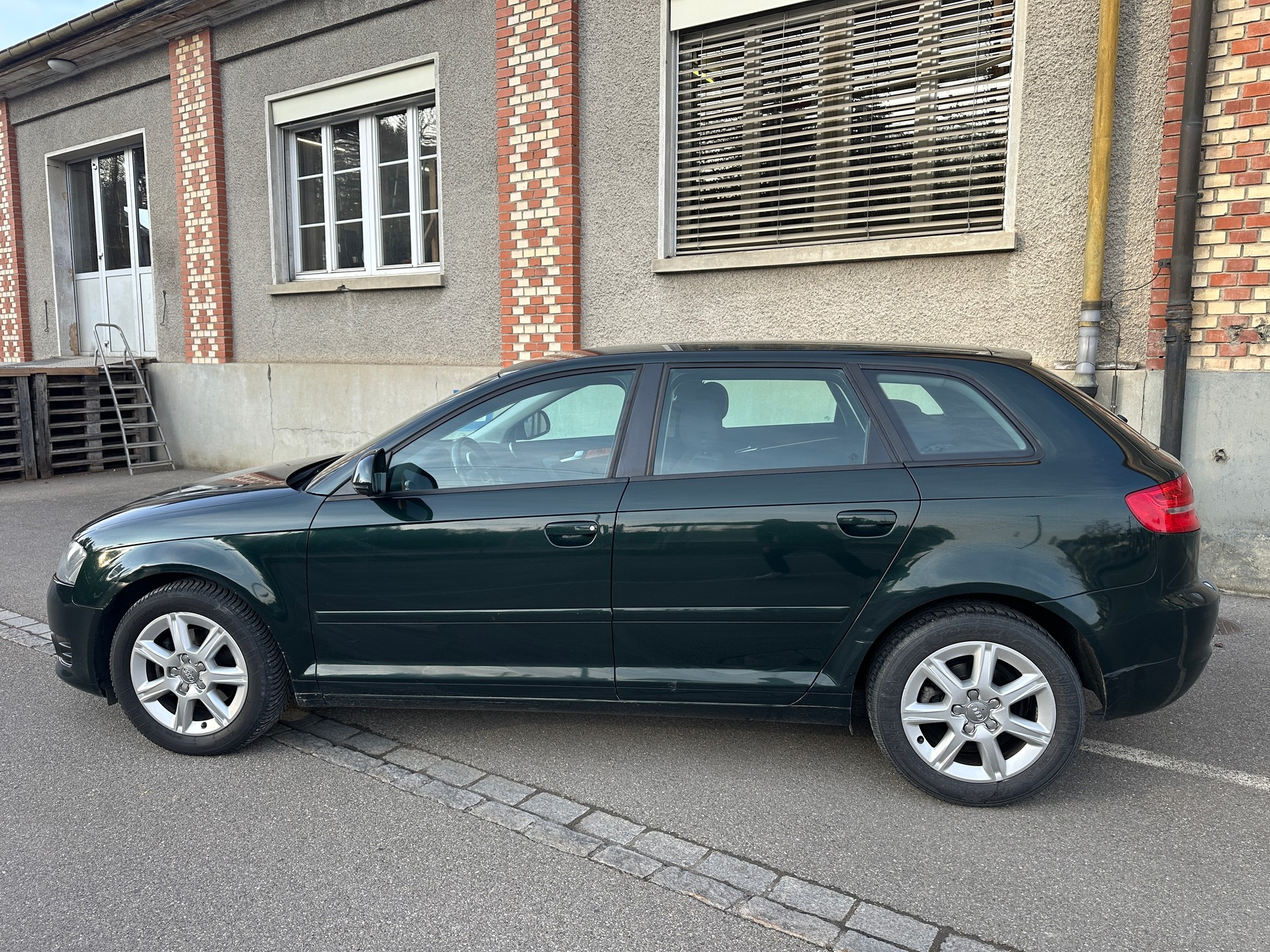 AUDI A3 Sportback 2.0 TDI Ambiente-image-7