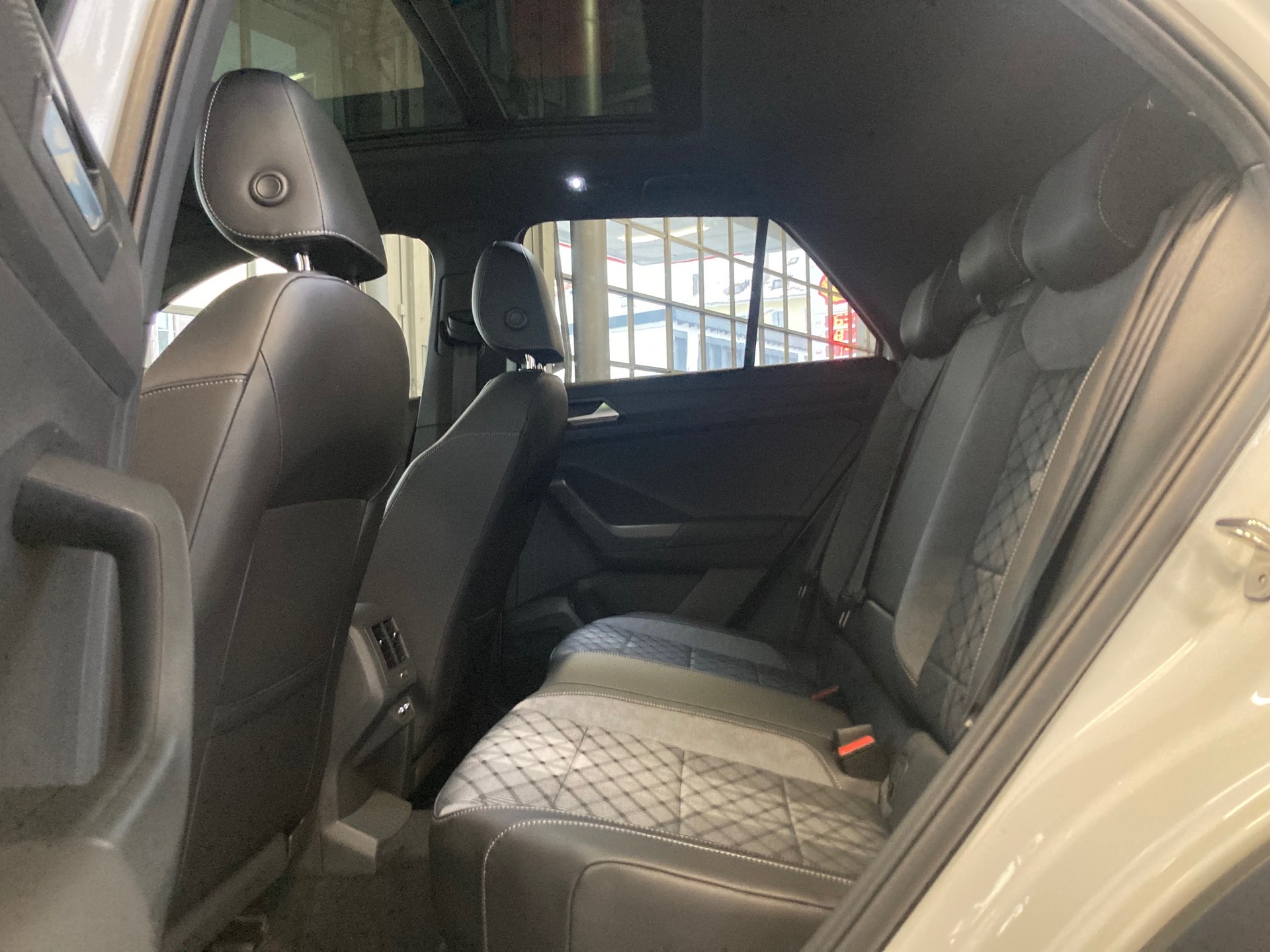 VW T-Roc 2.0 TSI R-Line DSG 4Motion-image-5