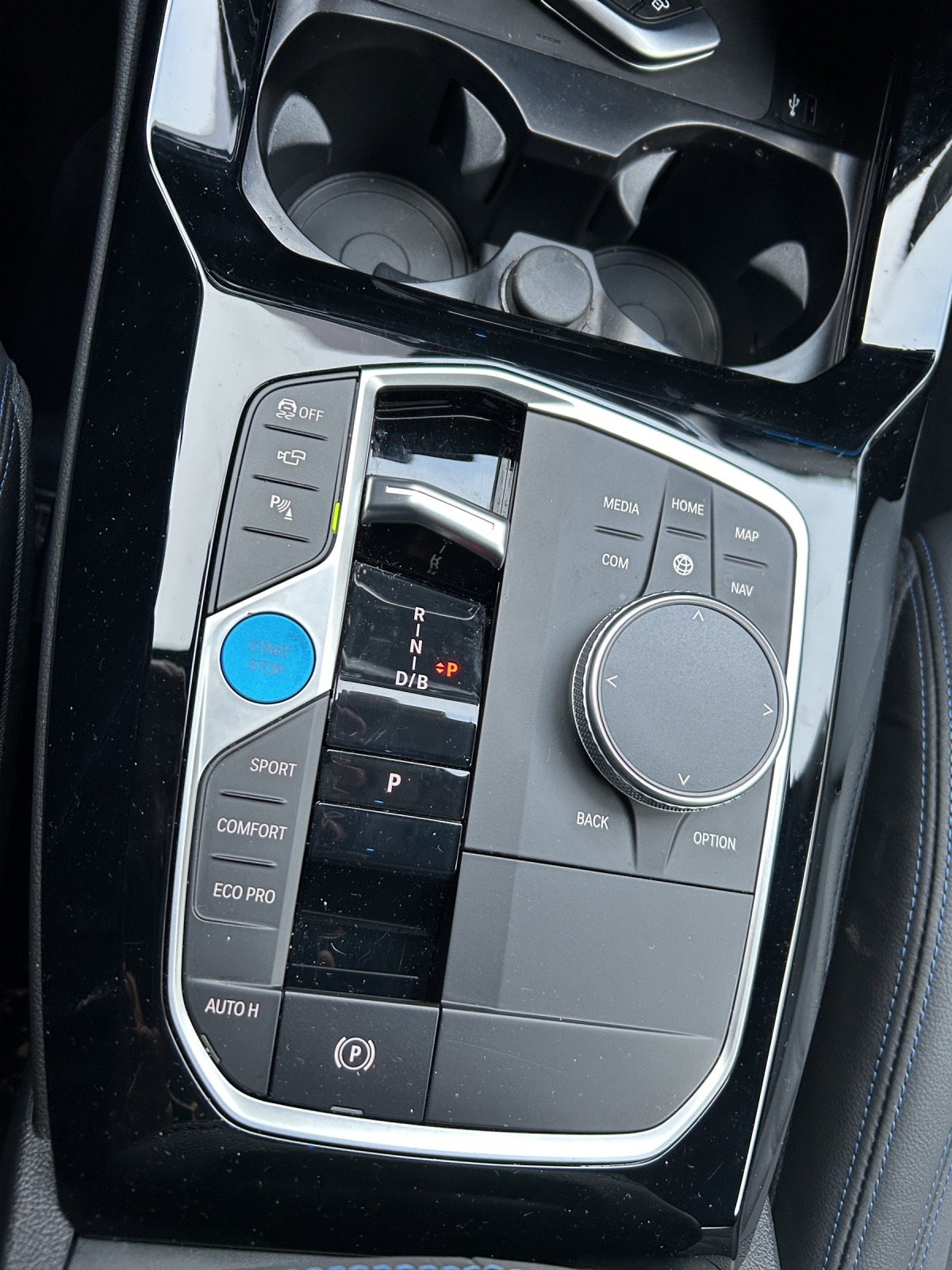 BMW iX3 Impressive - Head-up Display - Panoramadach-image-11