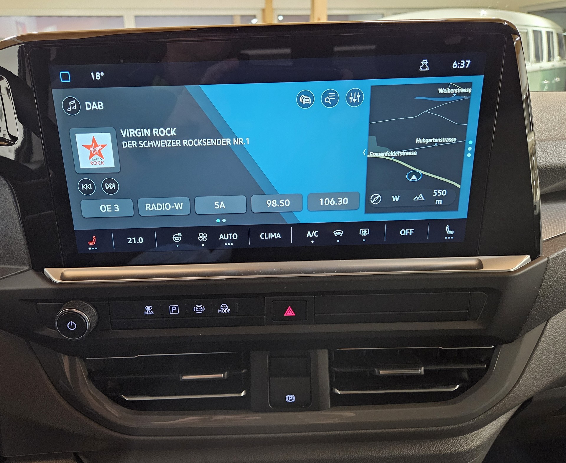 VW Caravelle BEV Style mit 2 Schiebetüren und 8 Sitzplätzen-image-15