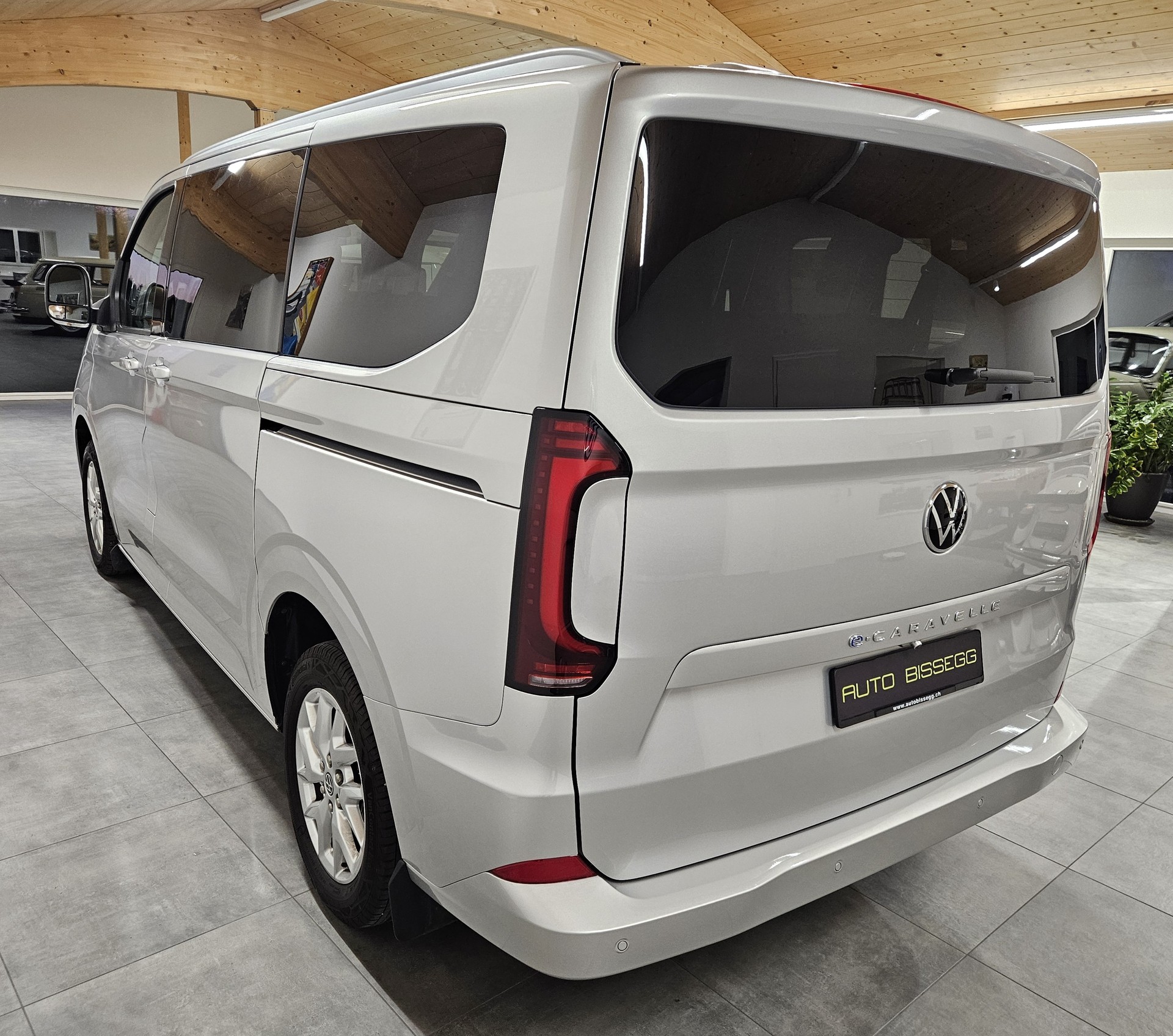 VW Caravelle BEV Style mit 2 Schiebetüren und 8 Sitzplätzen-image-4