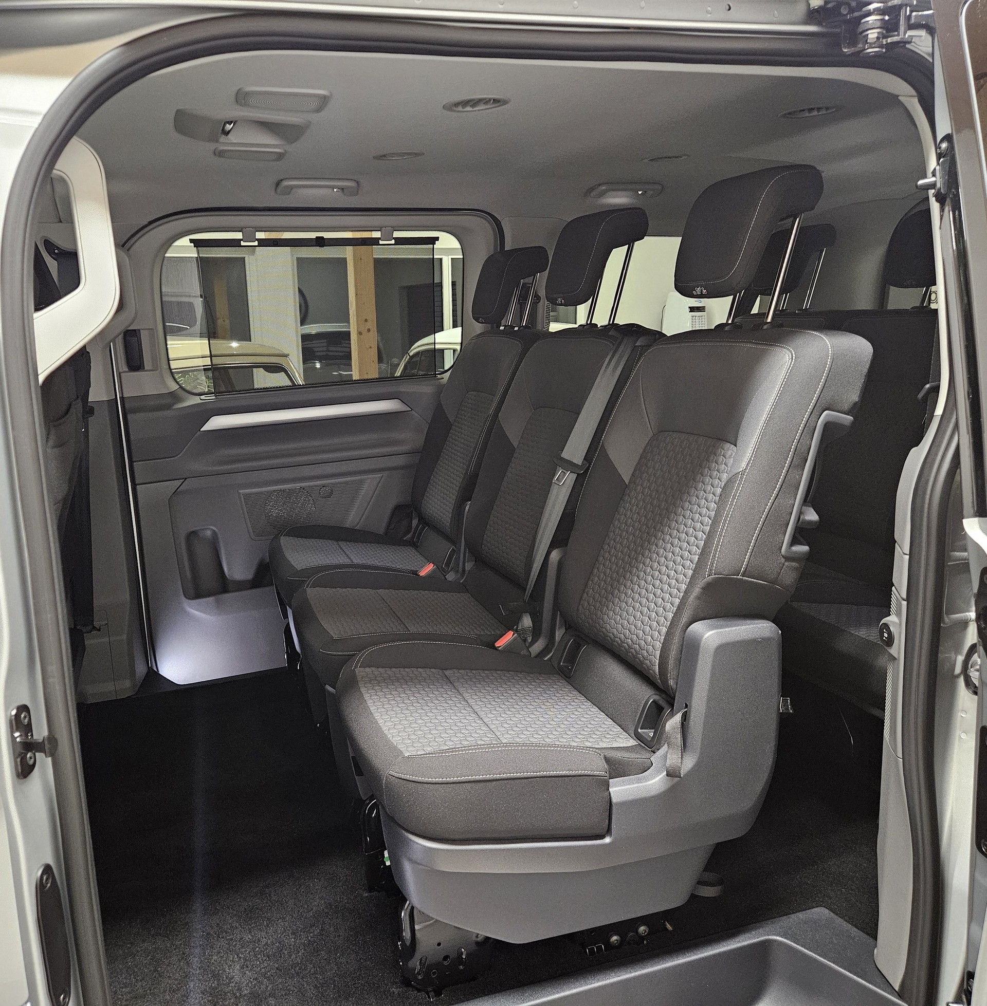 VW Caravelle BEV Style mit 2 Schiebetüren und 8 Sitzplätzen-image-24