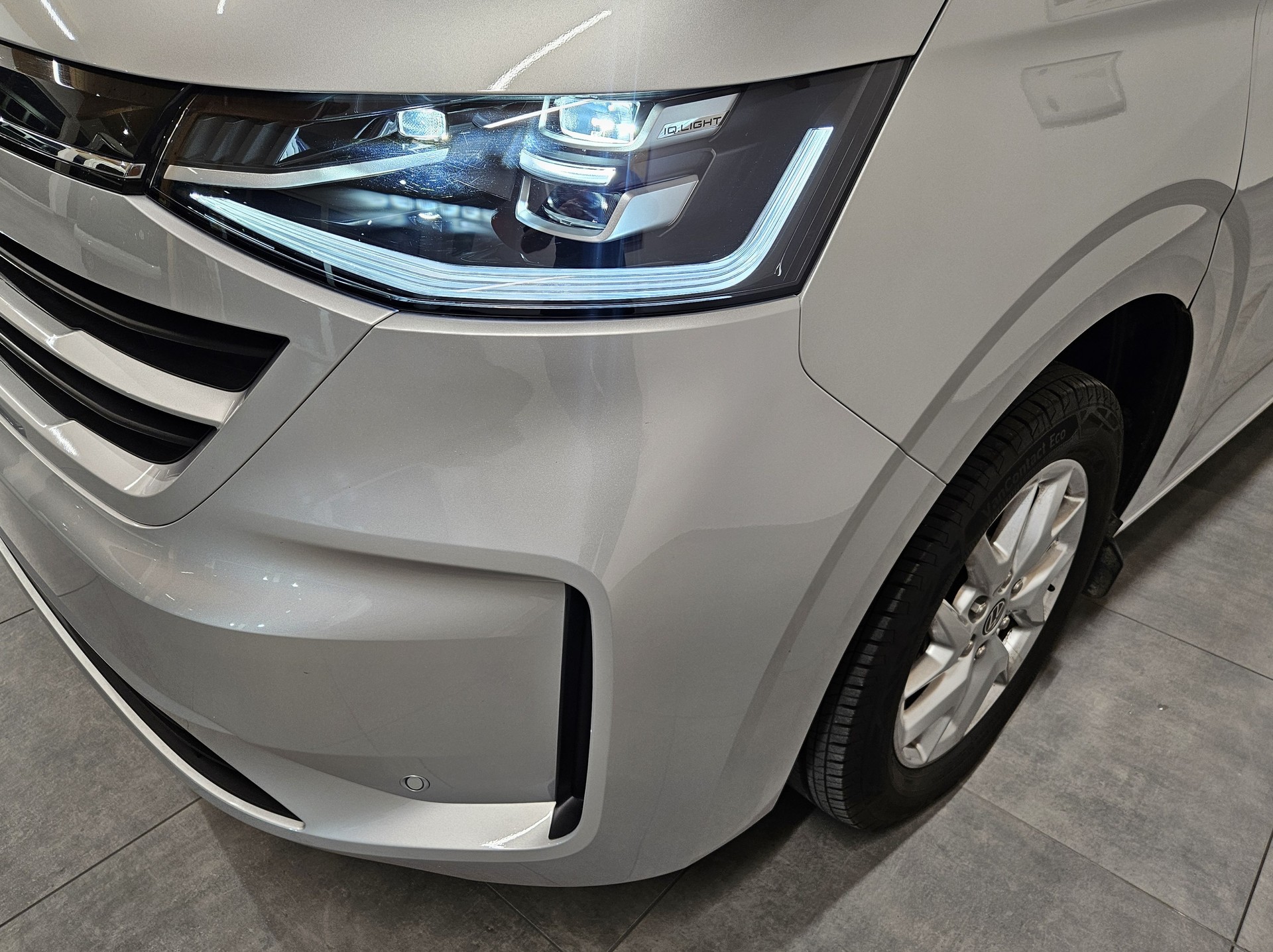 VW Caravelle BEV Style mit 2 Schiebetüren und 8 Sitzplätzen-image-3