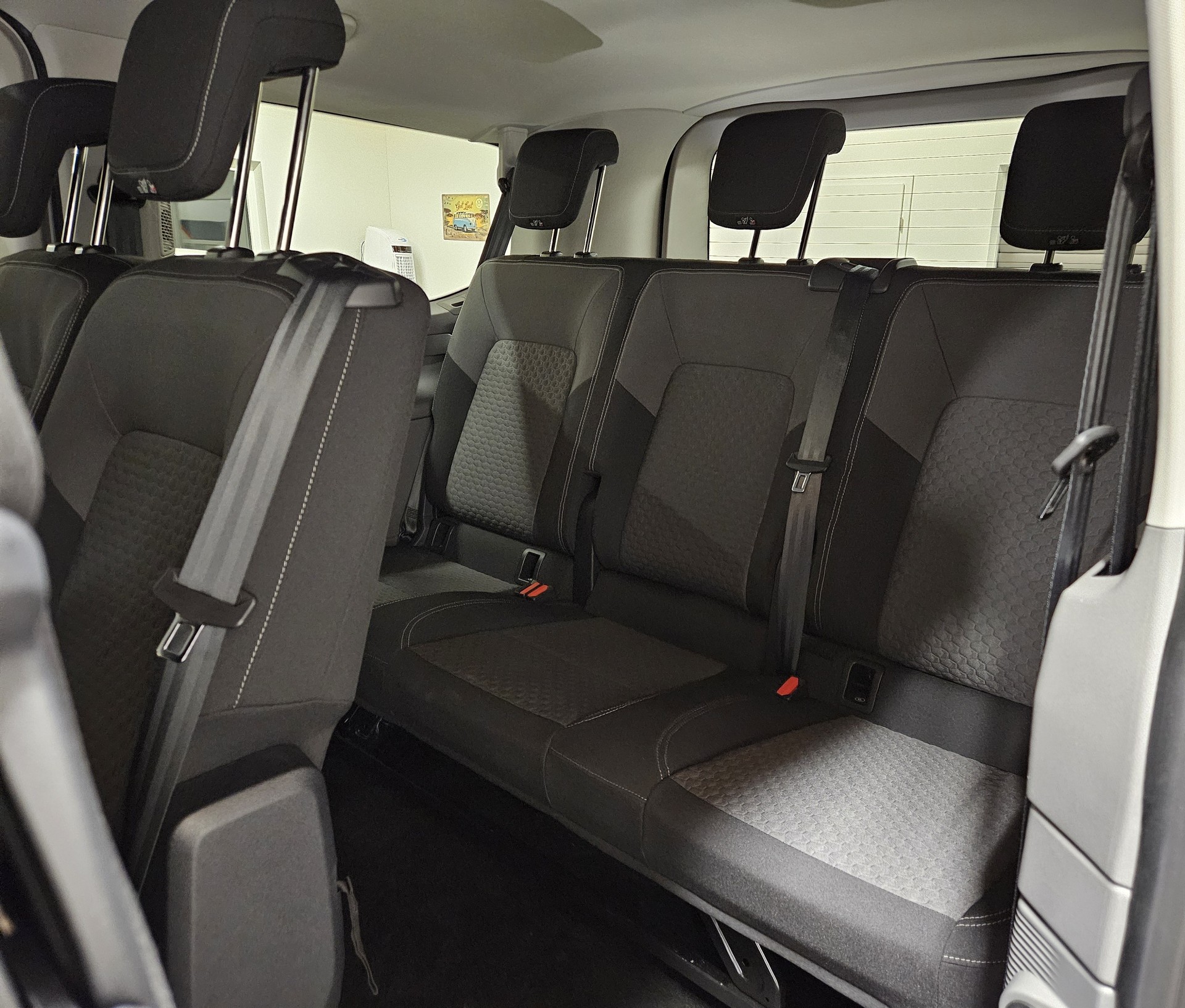 VW Caravelle BEV Style mit 2 Schiebetüren und 8 Sitzplätzen-image-25