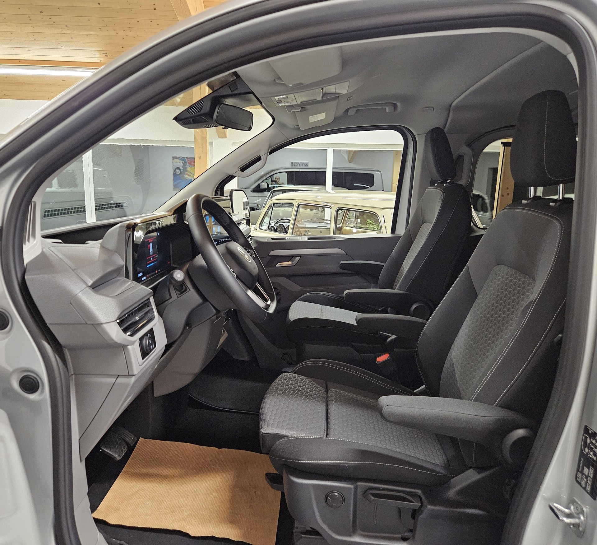 VW Caravelle BEV Style mit 2 Schiebetüren und 8 Sitzplätzen-image-11