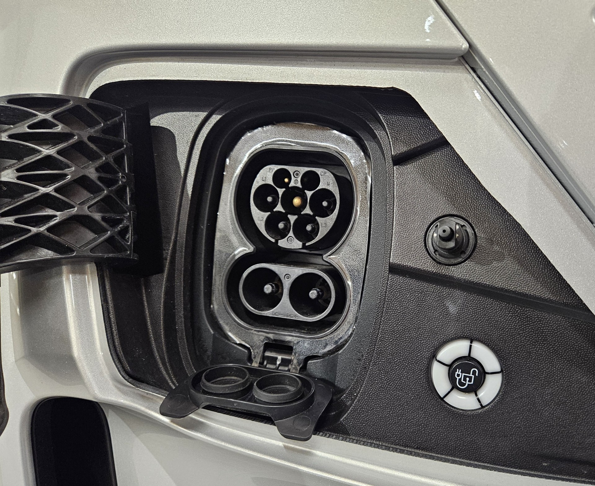 VW Caravelle BEV Style mit 2 Schiebetüren und 8 Sitzplätzen-image-10