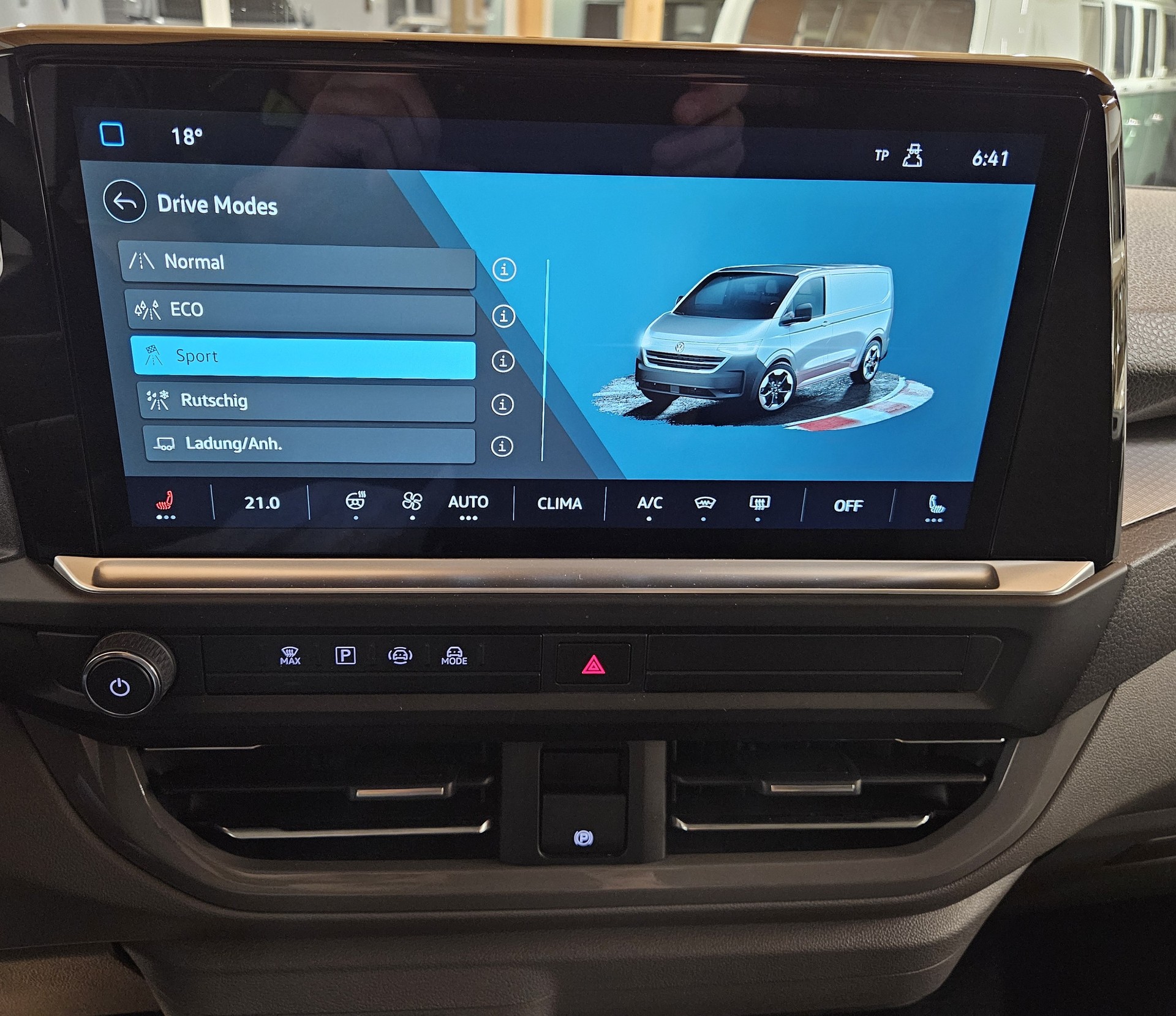 VW Caravelle BEV Style mit 2 Schiebetüren und 8 Sitzplätzen-image-23