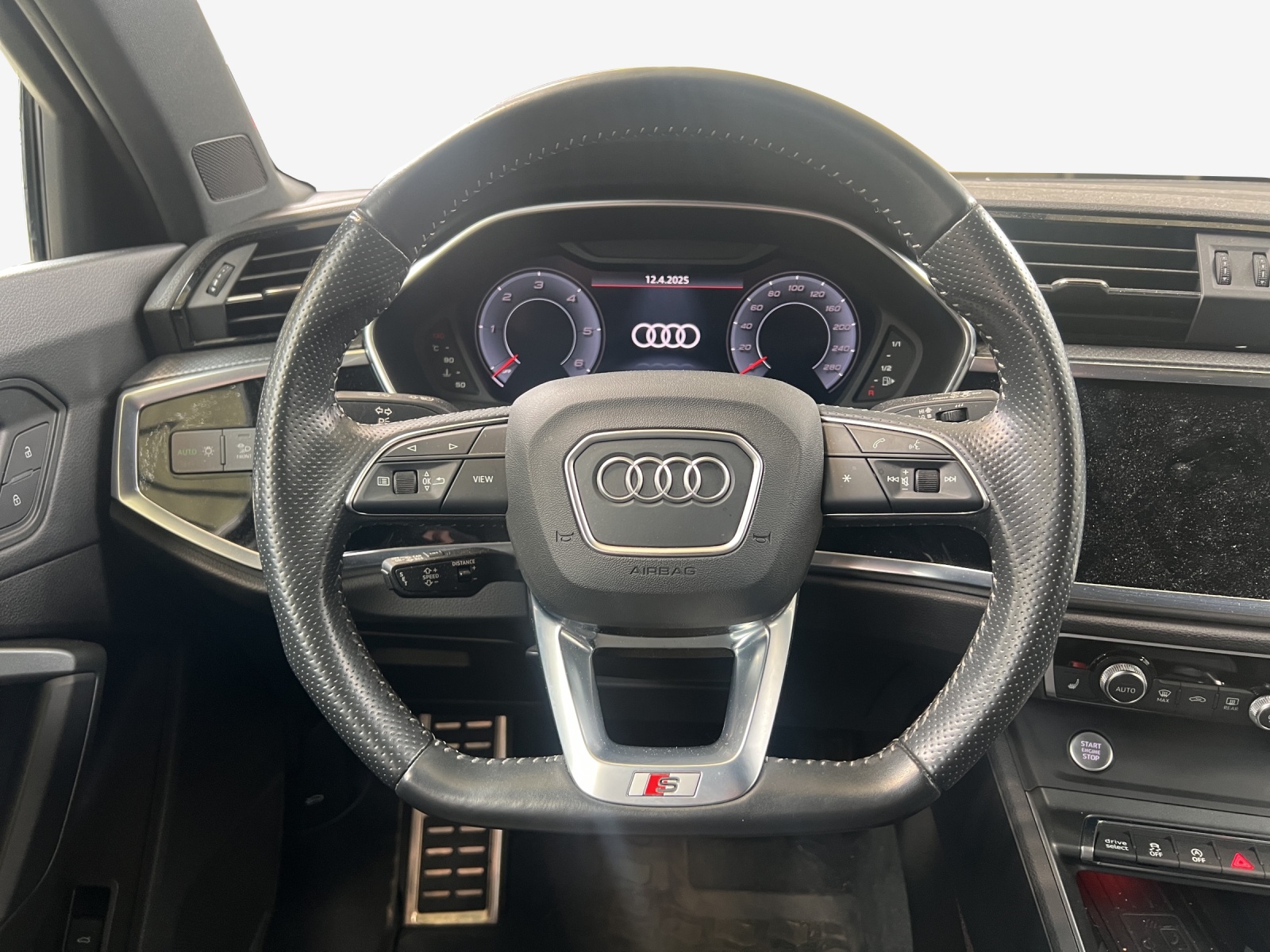 AUDI Q3 35 TDI Attraction quattro S-tronic-image-9