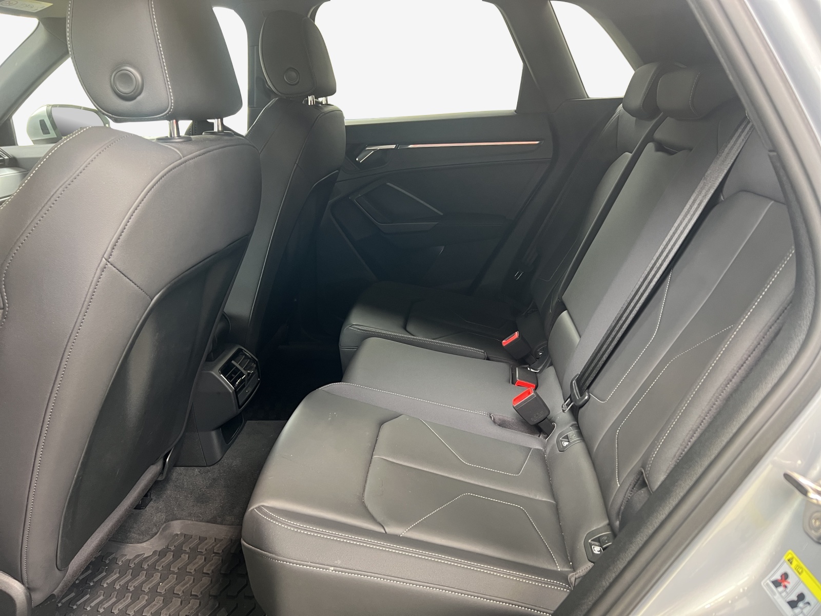 AUDI Q3 35 TDI Attraction quattro S-tronic-image-11