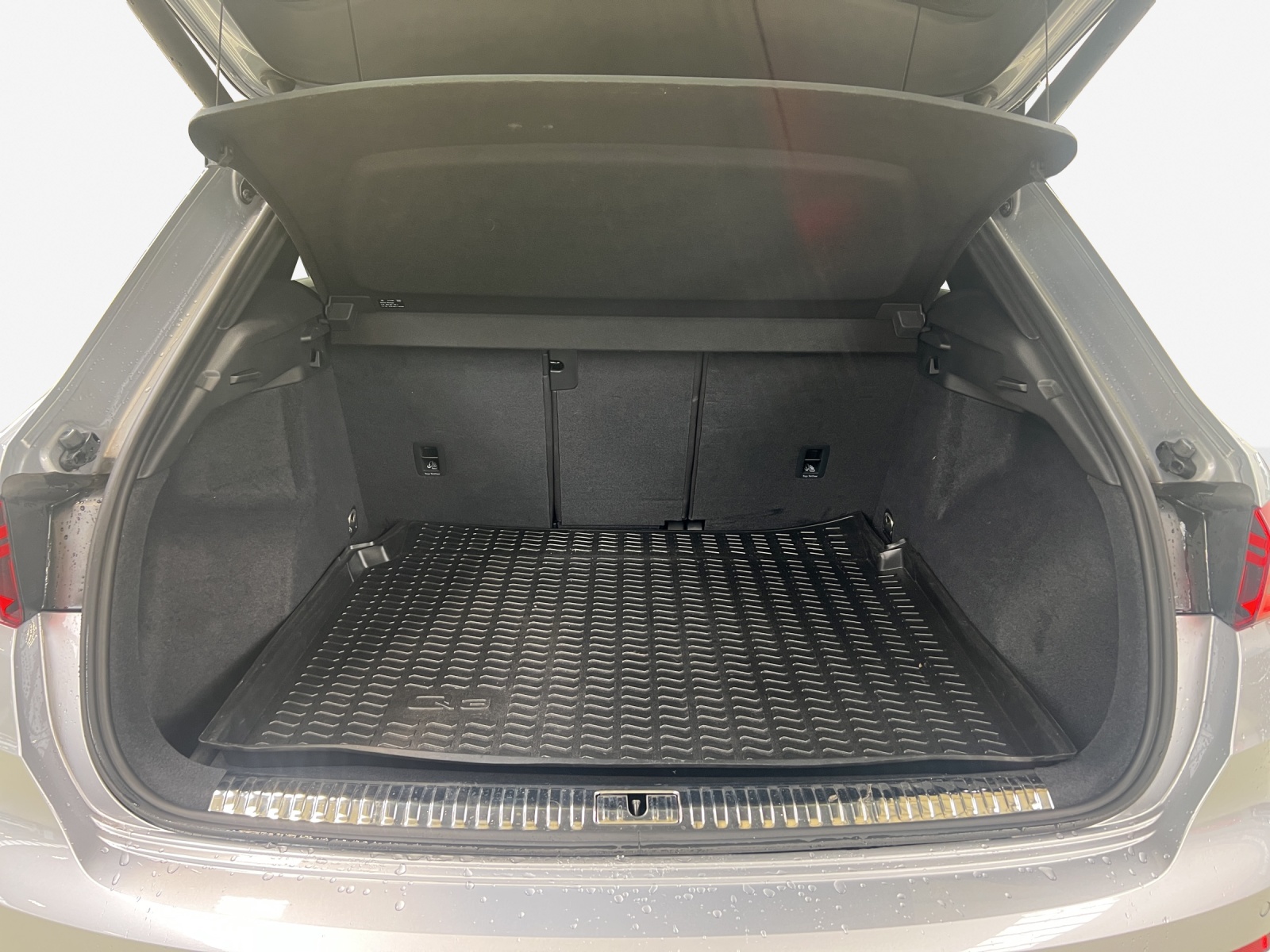 AUDI Q3 35 TDI Attraction quattro S-tronic-image-12