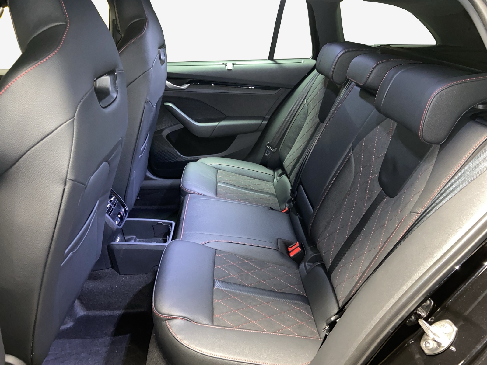 SKODA Octavia Combi 2.0 TSI DSG RS-image-11
