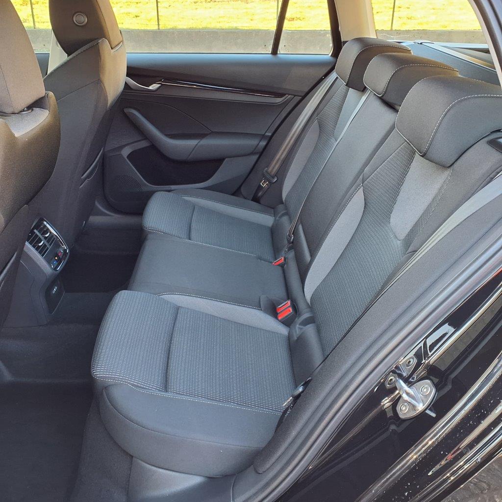 SKODA Octavia Combi 1.5 TSI Selection DSG-image-11