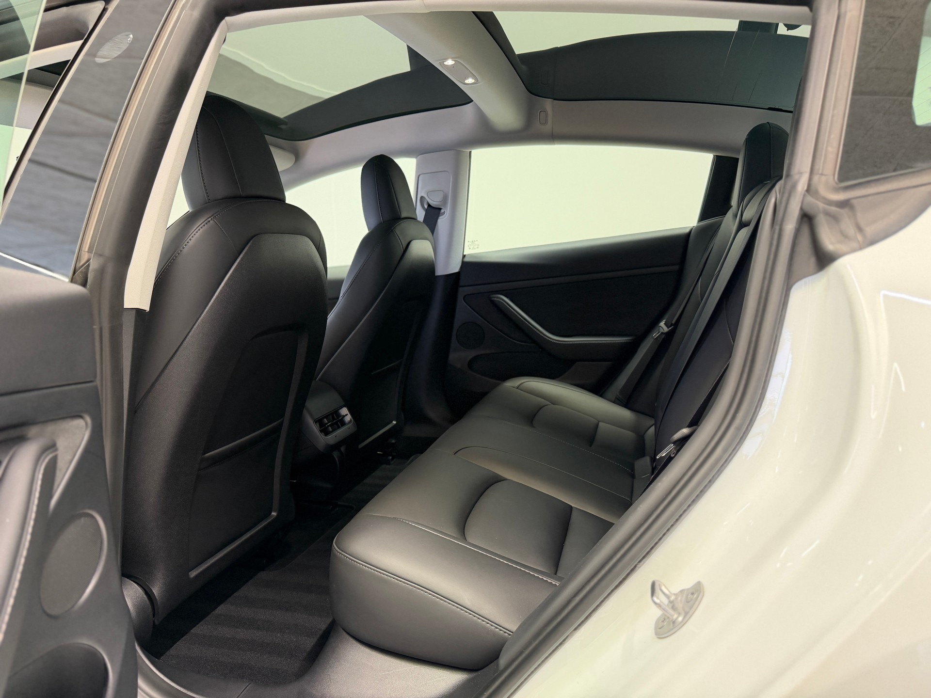 TESLA Model 3-image-12