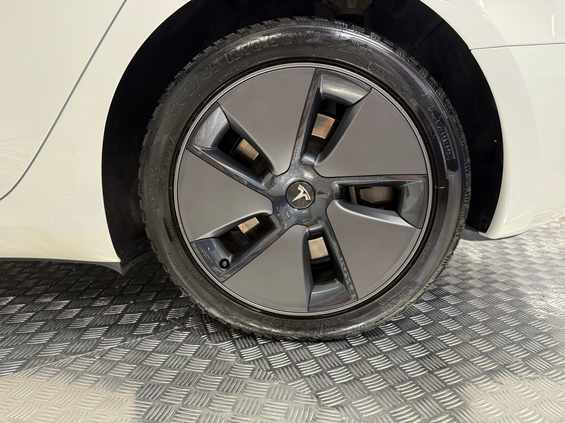 TESLA Model 3-image-14