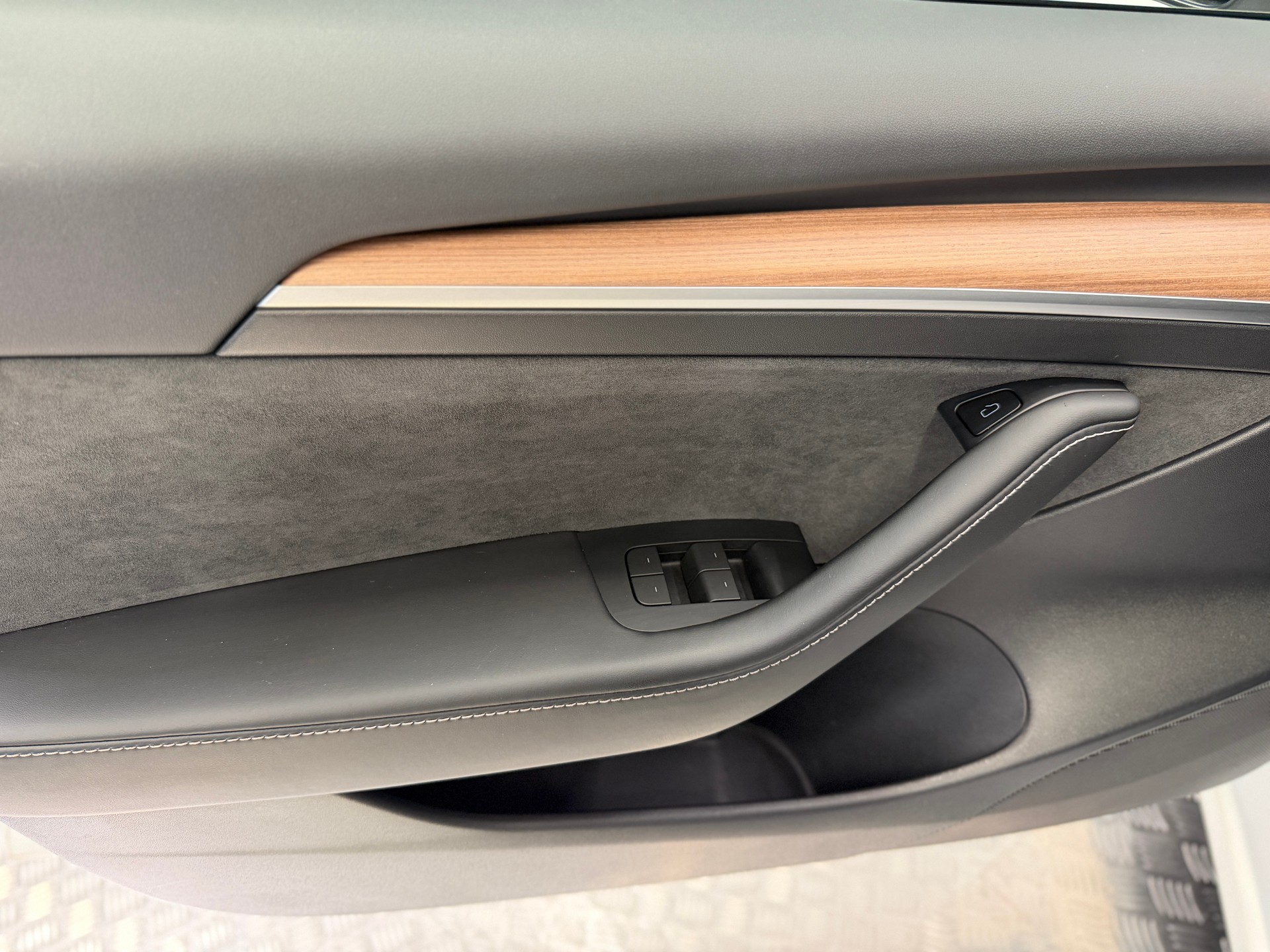 TESLA Model 3-image-16