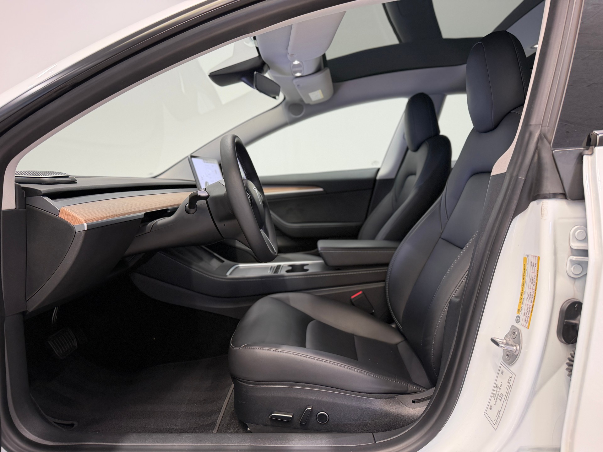 TESLA Model 3-image-10